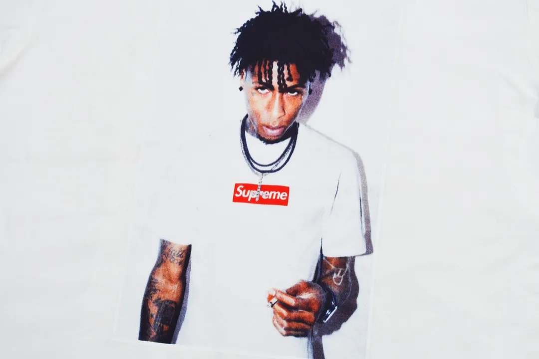 #S69 P110💰 Supreme FW23 Autumn and Winter Series WEEK1 NBA YOUNGBOY TEE character printed round neck pullover short-sleeved T-shirt. Same style for men and women. Made of 260g combed cotton double yarn. From fabrics to accessories, all three standards are complete and follow ZP. Imported Matsui company slurry printing will never crack. The whole piece is made with three-needle and five-thread craftsmanship. The collar-shoulder seam-sleeve seams are double-threaded, making it look more three-dimensional and textured. The craftsmanship is the same as that of the authentic original version. It has a classic version. Feel free to compare zp. The whole piece is made of three-needle five-thread craft. The neckline-shoulder seam-sleeve seam is double-threaded, which looks more three-dimensional and textured. The craftsmanship is the same as that of the authentic original version. It has a classic style. Color: Black and White Size: S M L XL XXL
