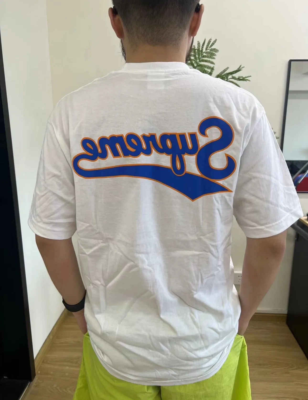 #S118 p110💰 Supreme SS24 SS24 summer T-shirt series WEEK19 BACKWARDS TEE artistic font logo pattern round neck short-sleeved regular T-shirt, same style for men and women^ loose fit, using 260 grams of combed cotton double yarn, from fabrics to accessories, all three standards are complete and follow ZP. Imported Matsui Company slurry printing will never crack. The whole piece is made with three-needle and five-thread craftsmanship. The neckline-shoulder seam-sleeve seam is double-lined, and it looks more three-dimensional and textured. The craftsmanship is the same as that of the authentic original version. It has a classic version. Feel free to compare zp. The whole piece is made of three-needle five-thread craft. The neckline-shoulder seam-sleeve seam is double-threaded, which looks more three-dimensional and textured. The craftsmanship of the whole piece is the same as that of the authentic original version. It has a classic style. Color: White Black Red Size: S M L XL XXL