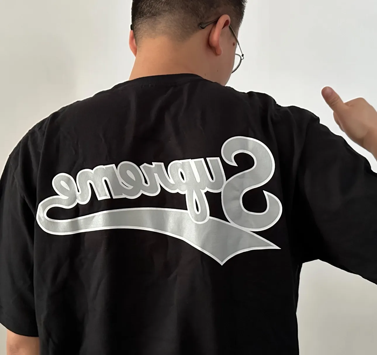 #S118 p110💰 Supreme SS24 SS24 summer T-shirt series WEEK19 BACKWARDS TEE artistic font logo pattern round neck short-sleeved regular T-shirt, same style for men and women^ loose fit, using 260 grams of combed cotton double yarn, from fabrics to accessories, all three standards are complete and follow ZP. Imported Matsui Company slurry printing will never crack. The whole piece is made with three-needle and five-thread craftsmanship. The neckline-shoulder seam-sleeve seam is double-lined, and it looks more three-dimensional and textured. The craftsmanship is the same as that of the authentic original version. It has a classic version. Feel free to compare zp. The whole piece is made of three-needle five-thread craft. The neckline-shoulder seam-sleeve seam is double-threaded, which looks more three-dimensional and textured. The craftsmanship of the whole piece is the same as that of the authentic original version. It has a classic style. Color: White Black Red Size: S M L XL XXL