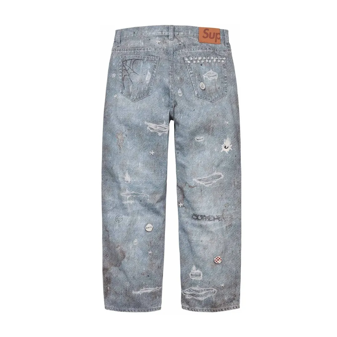 S614💰p440 Top version Supreme HJR TROMPE L'OEIL LOOSE FIT JEAN parallax printed jeans High-density 12-ounce ring-spun cotton denim fabric Made of imported pure cotton high-count and high-density fabric, the fabric feels soft and silky, with drapey lines, light and delicate touch, skin-friendly feel and excellent breathability. The unique design style incorporates ink gradient elements. Digital direct inkjet technology After the pattern design is completed, foreign advanced penetration technology is combined with digital direct inkjet printing without destroying the style of the cloth surface. Digital direct-injection printing sprays color directly on the fabric. When the color is sprayed on the fabric and develops color, the pigment is a process of penetrating and sinking, so the color floating on the cloth must be darker than the color that penetrates. #Flower position cutting and sewing restores the pattern effect. The whole piece is aligned with the original version, and then cut using laser alignment to set the point, which greatly reduces the error. The left and right sides of the placket are symmetrical and spliced ​​into a complete pattern. All zippers are molded and customized, and the sewing process is also carried out in strict accordance with the corresponding requirements to ensure consistent restoration.  Size:30/32/34/36/38