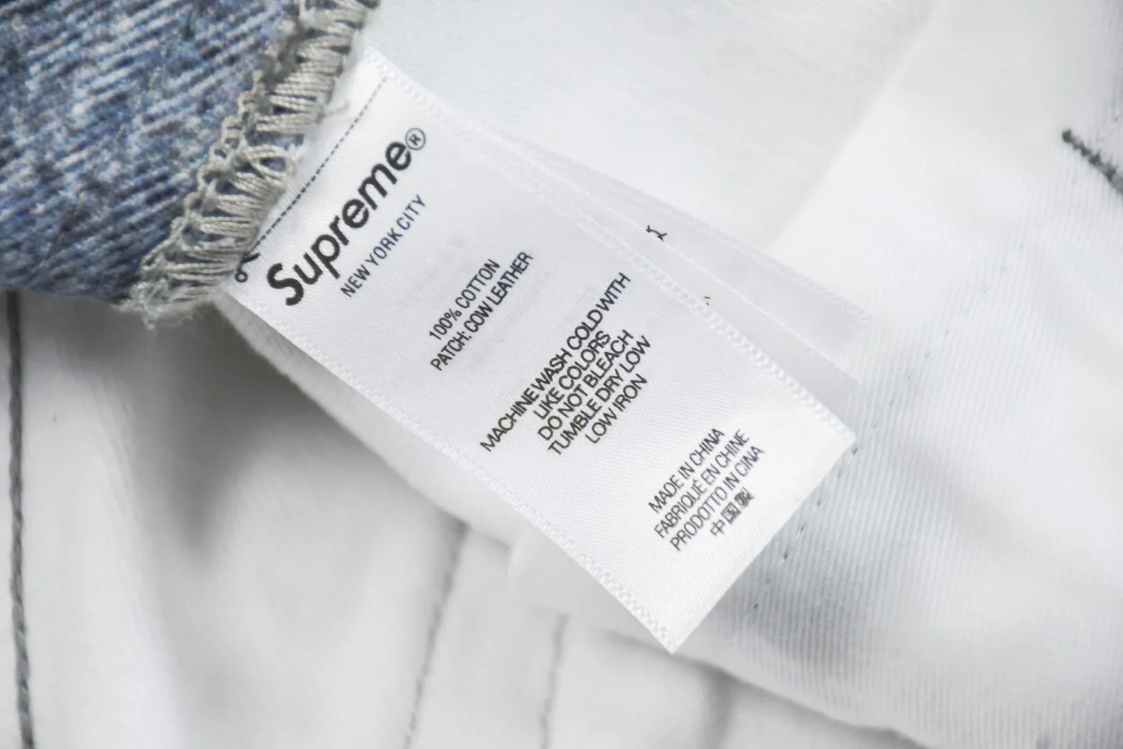 S614💰p440 Top version Supreme HJR TROMPE L'OEIL LOOSE FIT JEAN parallax printed jeans High-density 12-ounce ring-spun cotton denim fabric Made of imported pure cotton high-count and high-density fabric, the fabric feels soft and silky, with drapey lines, light and delicate touch, skin-friendly feel and excellent breathability. The unique design style incorporates ink gradient elements. Digital direct inkjet technology After the pattern design is completed, foreign advanced penetration technology is combined with digital direct inkjet printing without destroying the style of the cloth surface. Digital direct-injection printing sprays color directly on the fabric. When the color is sprayed on the fabric and develops color, the pigment is a process of penetrating and sinking, so the color floating on the cloth must be darker than the color that penetrates. #Flower position cutting and sewing restores the pattern effect. The whole piece is aligned with the original version, and then cut using laser alignment to set the point, which greatly reduces the error. The left and right sides of the placket are symmetrical and spliced ​​into a complete pattern. All zippers are molded and customized, and the sewing process is also carried out in strict accordance with the corresponding requirements to ensure consistent restoration.  Size:30/32/34/36/38