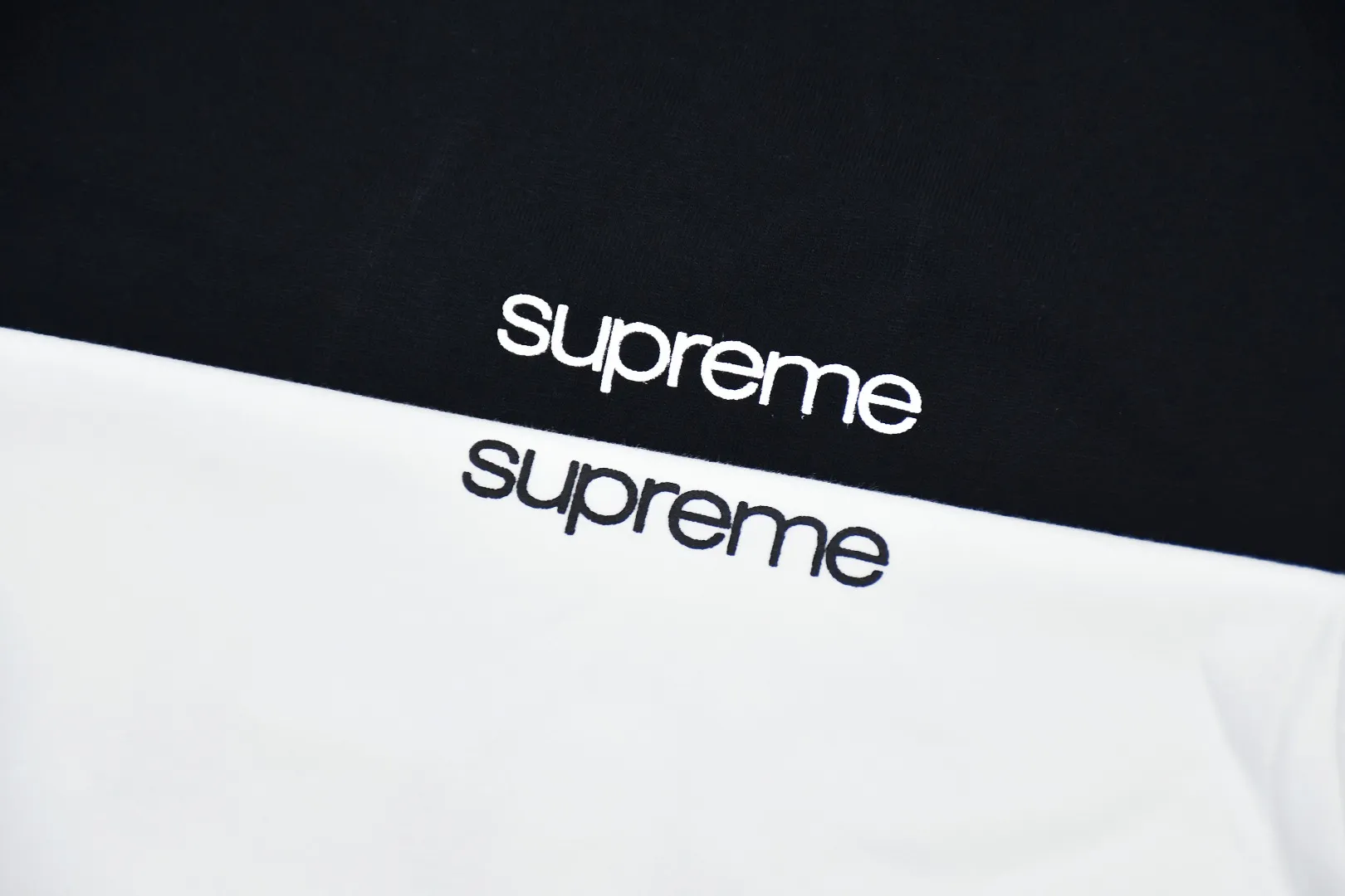 S298💰p130 Supreme 23FW NYC store information short-sleeved T-shirt. Refuse to look at pictures to make goods. Refuse to compare with wrong versions. Use cylindrical seamless technology (original technology. There are no stitched bones on the side of the clothes. Key points of identification) The fabrics are all custom-woven and dyed, 280g weight, 100% cotton, cylindrical fabric. Cylindrical fabric is a knitted fabric woven with a cylinder loom. The needles are distributed in a cylindrical shape on the fuselage. The gray fabric is a large cylinder, which needs to be opened and shaped before it can be used further. There are no slits on the side of the clothes, so there is no washing label on the side of ordinary short-sleeves. There is only one collar label behind the neck. The printing uses thermosetting ink printing imported from Belgium (different from conventional heat transfer printing), also known as plastic ink, or self-adhesive ink. Its ingredients are: mainly composed of polyvinyl chloride (PVC) and phthalates. PVC and phthalates, solid color The thermosetting ink is composed of a mixture of agents, stabilizers, and thickeners. It is not the digital direct printing marketed on the market. The printing texture of thermosetting ink cannot be achieved by digital direct printing. The collar label has a watermark anti-counterfeiting effect, a real anti-counterfeiting layer, a version with a high probability of passing the inspection, and the original packaging picture has a high probability of passing the test. Size：S-XL