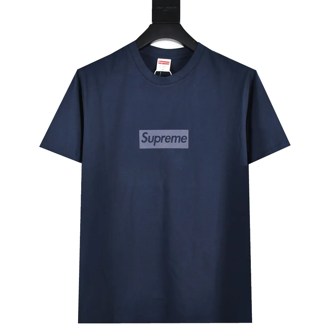 S216💰p130 Top version Supreme 23SS Tonal Box Logo Tee Bogo short-sleeved T-shirt in the same color. For those of us who focus on top-level Sup products, this short-sleeved one is naturally available. It adopts cylindrical seamless technology (original technology, there are no stitched bones on the side of the clothes, the key point of identification) The fabrics are all custom-woven and dyed, 280g weight, 100% cotton, cylindrical fabric. Cylindrical fabric is knitted fabric woven with a cylinder loom. The needles are distributed in a cylindrical shape on the fuselage. The gray fabric is a large cylinder that needs to be opened and shaped before it can be used further. There are no slits on the side of the clothes, so there is no washing label on the side of ordinary short-sleeves. There is only one collar label behind the neck. The printing is printed with thermosetting ink, also known as plastic. Ink, or self-adhesive ink, contains ingredients: mainly composed of polyvinyl chloride (PVC) and phthalates. PVC and phthalates, fixatives, stabilizers, and thickeners are mixed to form a thermal ink. Solid ink is not the digital direct printing advertised on the market. The printing texture of thermoset ink is something that digital direct printing cannot achieve. The collar label has a watermark anti-counterfeiting effect, a real anti-counterfeiting layer, a probability of passing the version, and a high probability of passing the original packaging picture. Size：S-XL