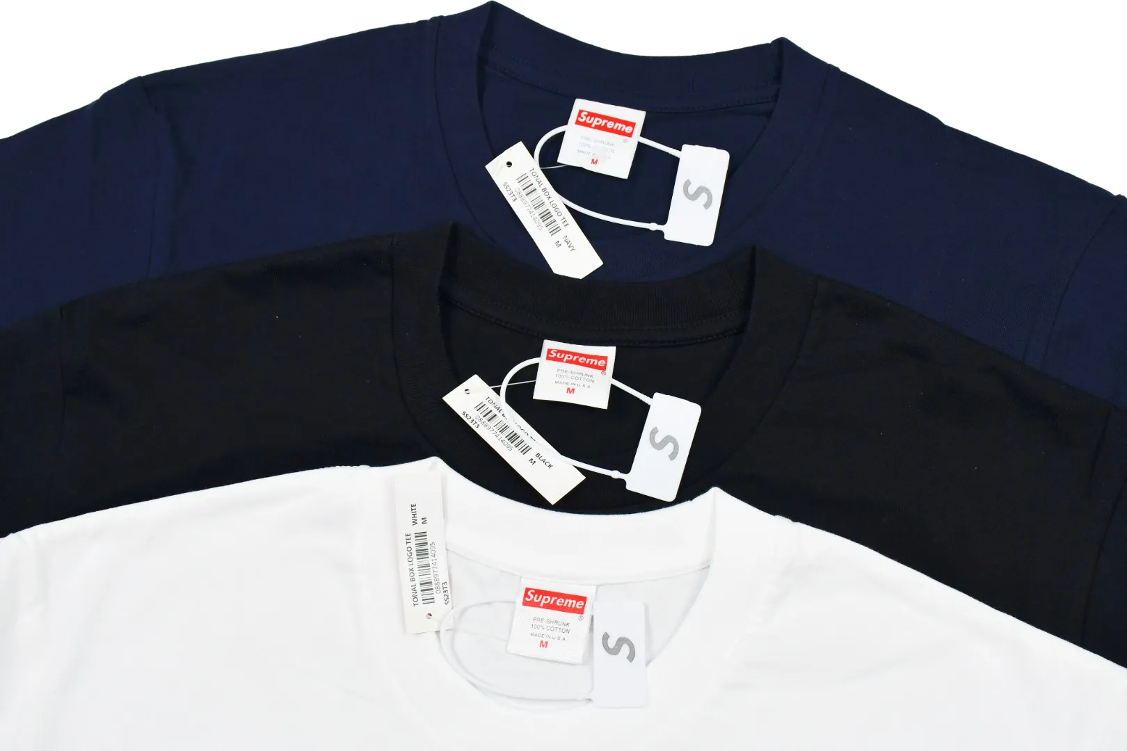 S216💰p130 Top version Supreme 23SS Tonal Box Logo Tee Bogo short-sleeved T-shirt in the same color. For those of us who focus on top-level Sup products, this short-sleeved one is naturally available. It adopts cylindrical seamless technology (original technology, there are no stitched bones on the side of the clothes, the key point of identification) The fabrics are all custom-woven and dyed, 280g weight, 100% cotton, cylindrical fabric. Cylindrical fabric is knitted fabric woven with a cylinder loom. The needles are distributed in a cylindrical shape on the fuselage. The gray fabric is a large cylinder that needs to be opened and shaped before it can be used further. There are no slits on the side of the clothes, so there is no washing label on the side of ordinary short-sleeves. There is only one collar label behind the neck. The printing is printed with thermosetting ink, also known as plastic. Ink, or self-adhesive ink, contains ingredients: mainly composed of polyvinyl chloride (PVC) and phthalates. PVC and phthalates, fixatives, stabilizers, and thickeners are mixed to form a thermal ink. Solid ink is not the digital direct printing advertised on the market. The printing texture of thermoset ink is something that digital direct printing cannot achieve. The collar label has a watermark anti-counterfeiting effect, a real anti-counterfeiting layer, a probability of passing the version, and a high probability of passing the original packaging picture. Size：S-XL