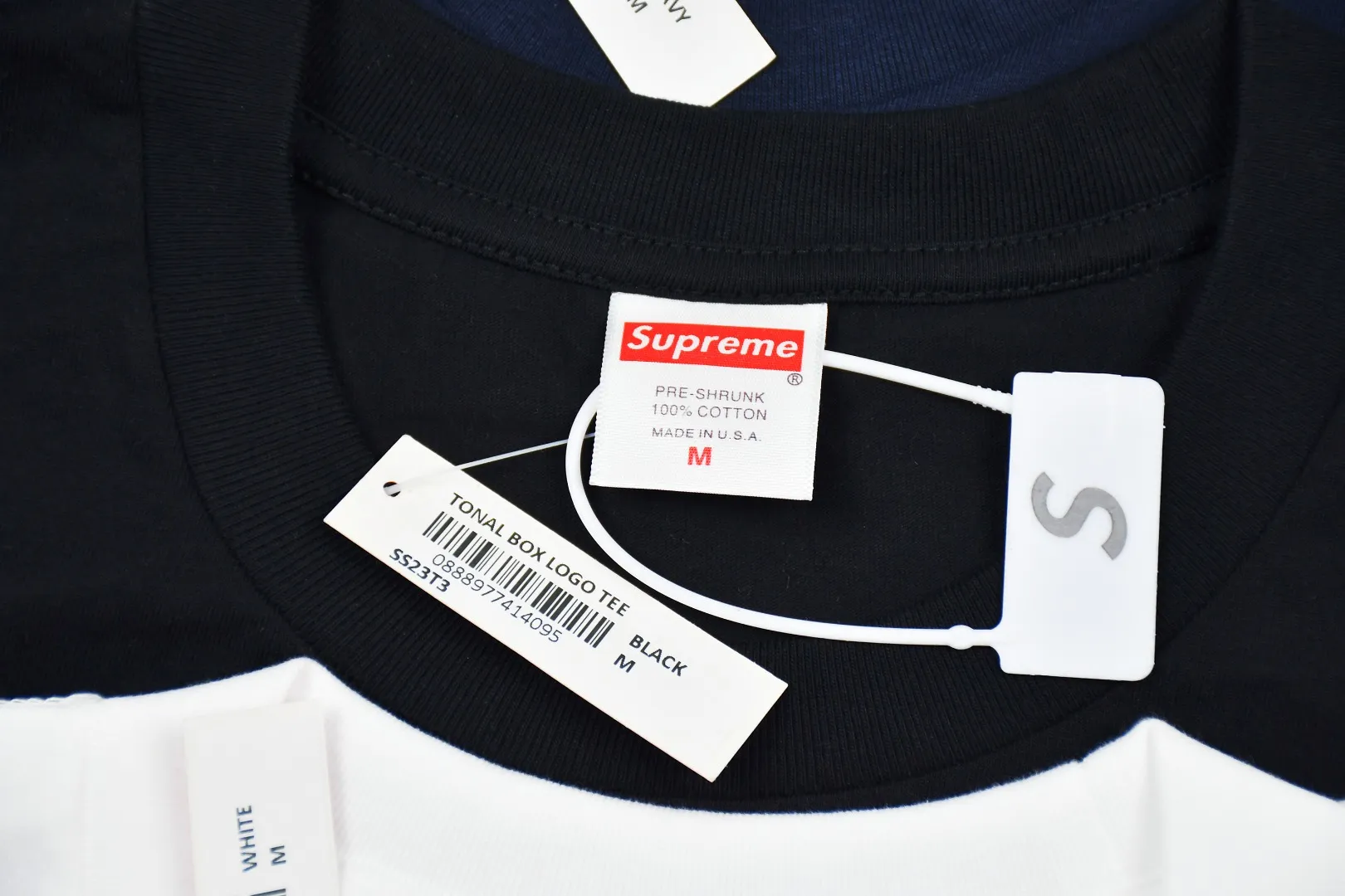 S216💰p130 Top version Supreme 23SS Tonal Box Logo Tee Bogo short-sleeved T-shirt in the same color. For those of us who focus on top-level Sup products, this short-sleeved one is naturally available. It adopts cylindrical seamless technology (original technology, there are no stitched bones on the side of the clothes, the key point of identification) The fabrics are all custom-woven and dyed, 280g weight, 100% cotton, cylindrical fabric. Cylindrical fabric is knitted fabric woven with a cylinder loom. The needles are distributed in a cylindrical shape on the fuselage. The gray fabric is a large cylinder that needs to be opened and shaped before it can be used further. There are no slits on the side of the clothes, so there is no washing label on the side of ordinary short-sleeves. There is only one collar label behind the neck. The printing is printed with thermosetting ink, also known as plastic. Ink, or self-adhesive ink, contains ingredients: mainly composed of polyvinyl chloride (PVC) and phthalates. PVC and phthalates, fixatives, stabilizers, and thickeners are mixed to form a thermal ink. Solid ink is not the digital direct printing advertised on the market. The printing texture of thermoset ink is something that digital direct printing cannot achieve. The collar label has a watermark anti-counterfeiting effect, a real anti-counterfeiting layer, a probability of passing the version, and a high probability of passing the original packaging picture. Size：S-XL