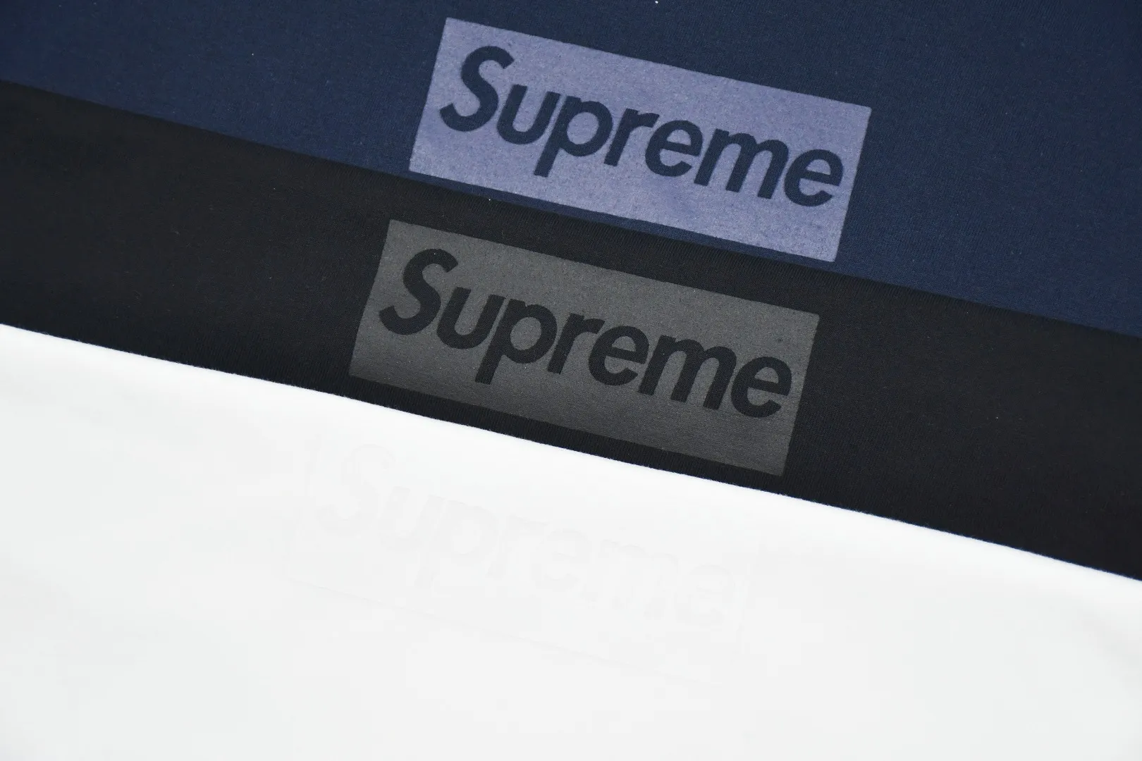 S216💰p130 Top version Supreme 23SS Tonal Box Logo Tee Bogo short-sleeved T-shirt in the same color. For those of us who focus on top-level Sup products, this short-sleeved one is naturally available. It adopts cylindrical seamless technology (original technology, there are no stitched bones on the side of the clothes, the key point of identification) The fabrics are all custom-woven and dyed, 280g weight, 100% cotton, cylindrical fabric. Cylindrical fabric is knitted fabric woven with a cylinder loom. The needles are distributed in a cylindrical shape on the fuselage. The gray fabric is a large cylinder that needs to be opened and shaped before it can be used further. There are no slits on the side of the clothes, so there is no washing label on the side of ordinary short-sleeves. There is only one collar label behind the neck. The printing is printed with thermosetting ink, also known as plastic. Ink, or self-adhesive ink, contains ingredients: mainly composed of polyvinyl chloride (PVC) and phthalates. PVC and phthalates, fixatives, stabilizers, and thickeners are mixed to form a thermal ink. Solid ink is not the digital direct printing advertised on the market. The printing texture of thermoset ink is something that digital direct printing cannot achieve. The collar label has a watermark anti-counterfeiting effect, a real anti-counterfeiting layer, a probability of passing the version, and a high probability of passing the original packaging picture. Size：S-XL