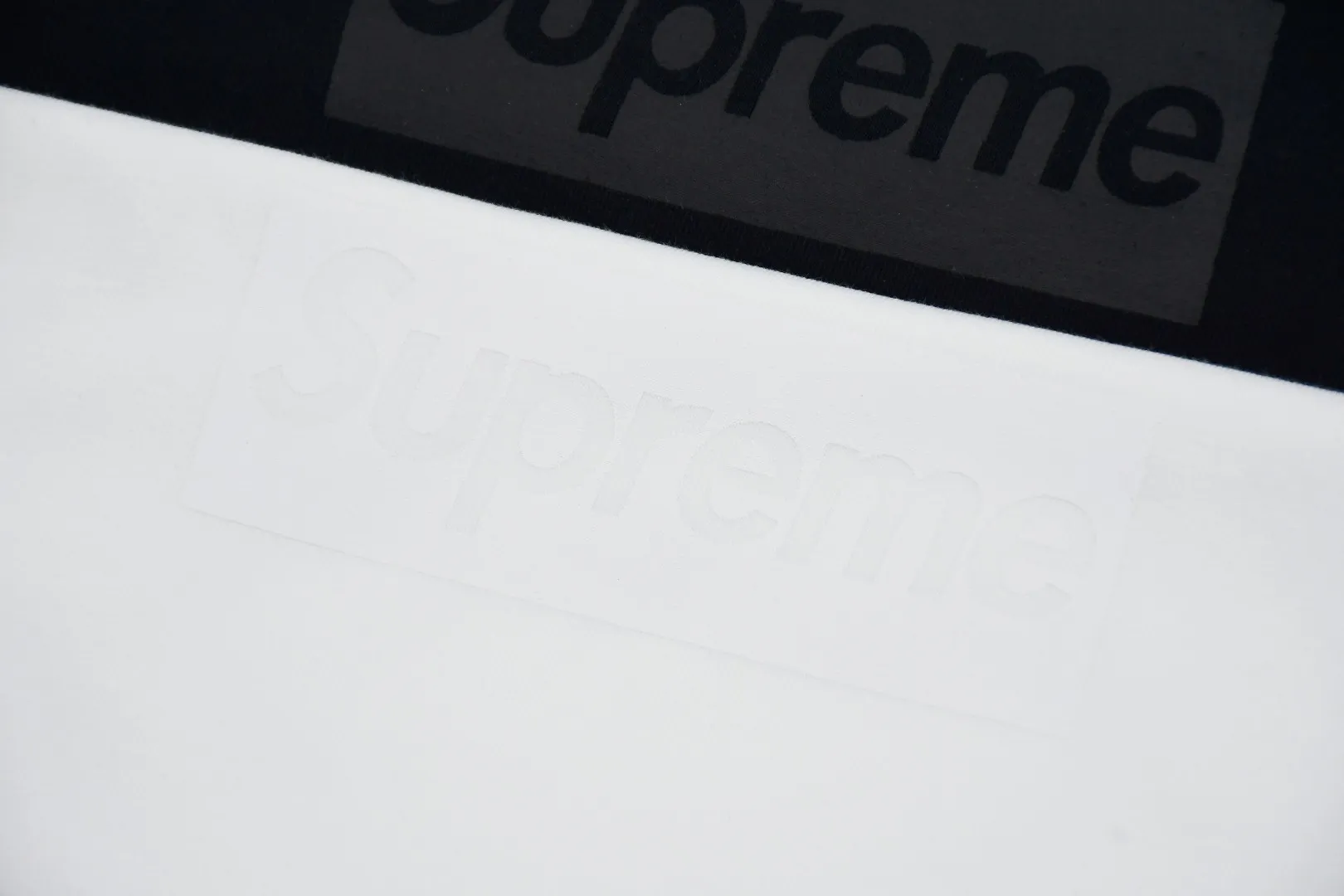 S216💰p130 Top version Supreme 23SS Tonal Box Logo Tee Bogo short-sleeved T-shirt in the same color. For those of us who focus on top-level Sup products, this short-sleeved one is naturally available. It adopts cylindrical seamless technology (original technology, there are no stitched bones on the side of the clothes, the key point of identification) The fabrics are all custom-woven and dyed, 280g weight, 100% cotton, cylindrical fabric. Cylindrical fabric is knitted fabric woven with a cylinder loom. The needles are distributed in a cylindrical shape on the fuselage. The gray fabric is a large cylinder that needs to be opened and shaped before it can be used further. There are no slits on the side of the clothes, so there is no washing label on the side of ordinary short-sleeves. There is only one collar label behind the neck. The printing is printed with thermosetting ink, also known as plastic. Ink, or self-adhesive ink, contains ingredients: mainly composed of polyvinyl chloride (PVC) and phthalates. PVC and phthalates, fixatives, stabilizers, and thickeners are mixed to form a thermal ink. Solid ink is not the digital direct printing advertised on the market. The printing texture of thermoset ink is something that digital direct printing cannot achieve. The collar label has a watermark anti-counterfeiting effect, a real anti-counterfeiting layer, a probability of passing the version, and a high probability of passing the original packaging picture. Size：S-XL