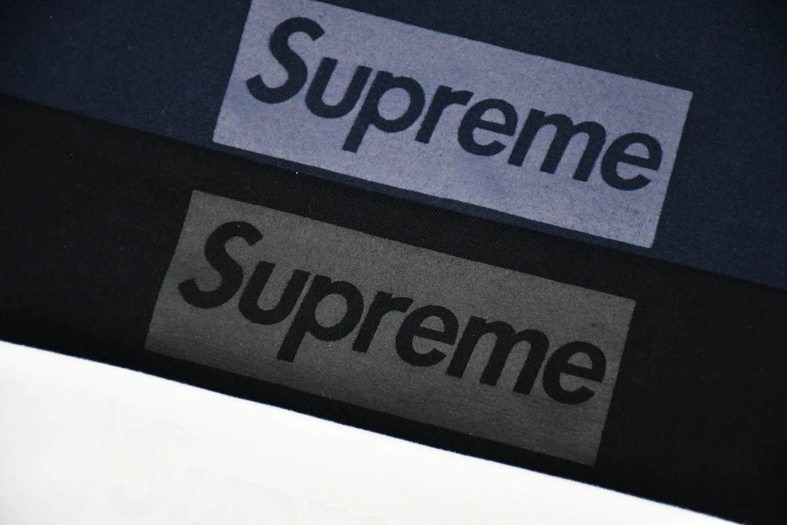 S216💰p130 Top version Supreme 23SS Tonal Box Logo Tee Bogo short-sleeved T-shirt in the same color. For those of us who focus on top-level Sup products, this short-sleeved one is naturally available. It adopts cylindrical seamless technology (original technology, there are no stitched bones on the side of the clothes, the key point of identification) The fabrics are all custom-woven and dyed, 280g weight, 100% cotton, cylindrical fabric. Cylindrical fabric is knitted fabric woven with a cylinder loom. The needles are distributed in a cylindrical shape on the fuselage. The gray fabric is a large cylinder that needs to be opened and shaped before it can be used further. There are no slits on the side of the clothes, so there is no washing label on the side of ordinary short-sleeves. There is only one collar label behind the neck. The printing is printed with thermosetting ink, also known as plastic. Ink, or self-adhesive ink, contains ingredients: mainly composed of polyvinyl chloride (PVC) and phthalates. PVC and phthalates, fixatives, stabilizers, and thickeners are mixed to form a thermal ink. Solid ink is not the digital direct printing advertised on the market. The printing texture of thermoset ink is something that digital direct printing cannot achieve. The collar label has a watermark anti-counterfeiting effect, a real anti-counterfeiting layer, a probability of passing the version, and a high probability of passing the original packaging picture. Size：S-XL