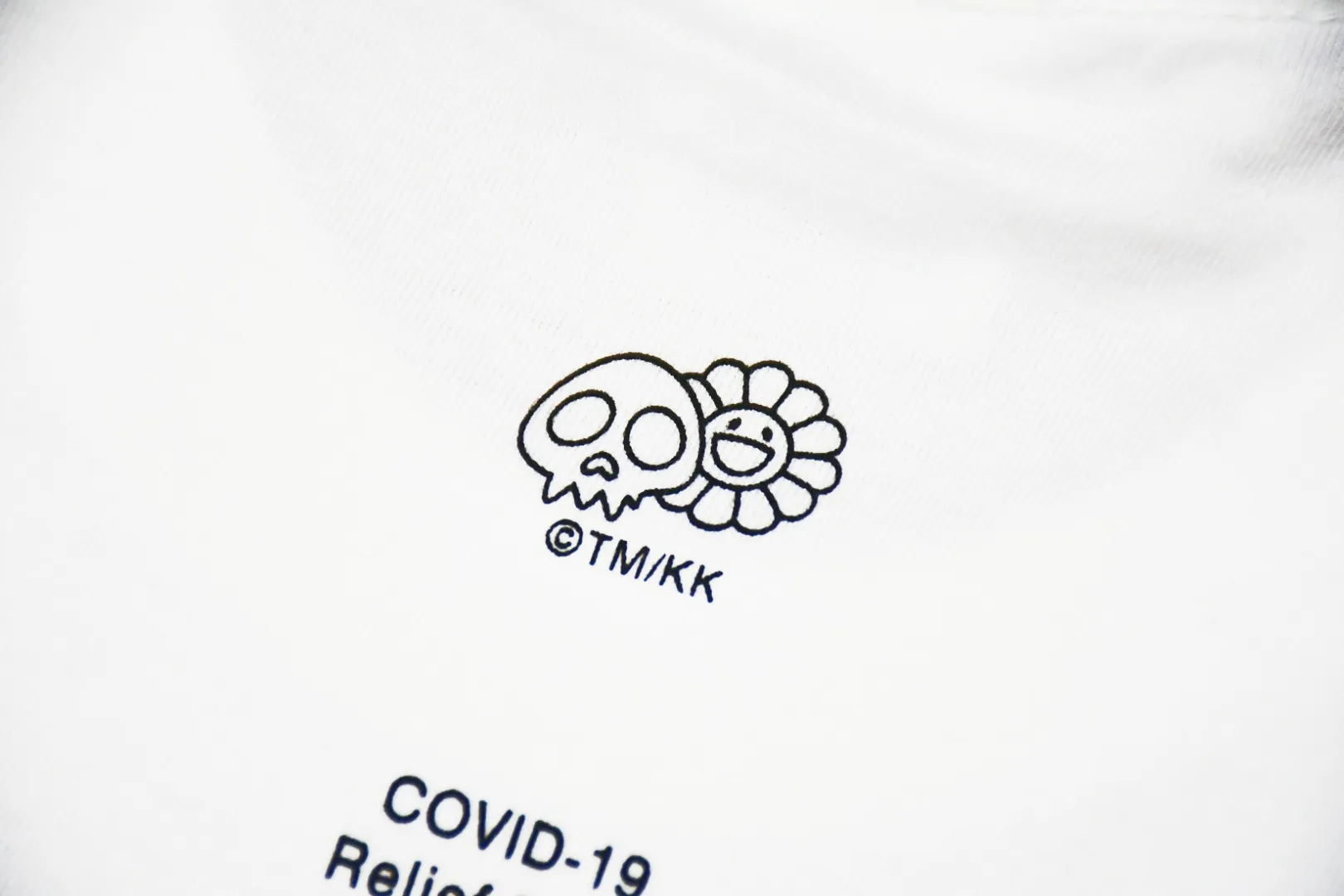 🅿️120 S03 Top Version Supreme 20ss Week 9 Relief Box Logo Tee The fabrics are all custom-woven and dyed, 280g weight, 100% cotton, cylindrical fabric. Cylindrical fabric is a knitted fabric woven with a cylinder loom. The needles are distributed in a cylindrical shape on the fuselage. The gray fabric is a large cylinder, which needs to be opened and shaped before further use. There is no slit on the side of the clothes, so there is no washing label on the side of ordinary short-sleeves. There is only one collar label behind the neck. The printing is printed with thermosetting ink, also known as plastic. Ink, or self-adhesive ink, contains ingredients: mainly composed of polyvinyl chloride (PVC) and phthalates. PVC and phthalates, fixing agents, stabilizers, and thickeners are mixed to form a thermal ink. Solid ink is not the digital direct printing advertised on the market. The printing texture of thermoset ink is something that digital direct printing cannot achieve. The collar label has a watermark anti-counterfeiting effect, a real anti-counterfeiting layer, a probability of passing the version, and a high probability of passing the original packaging picture. Size：S-XL