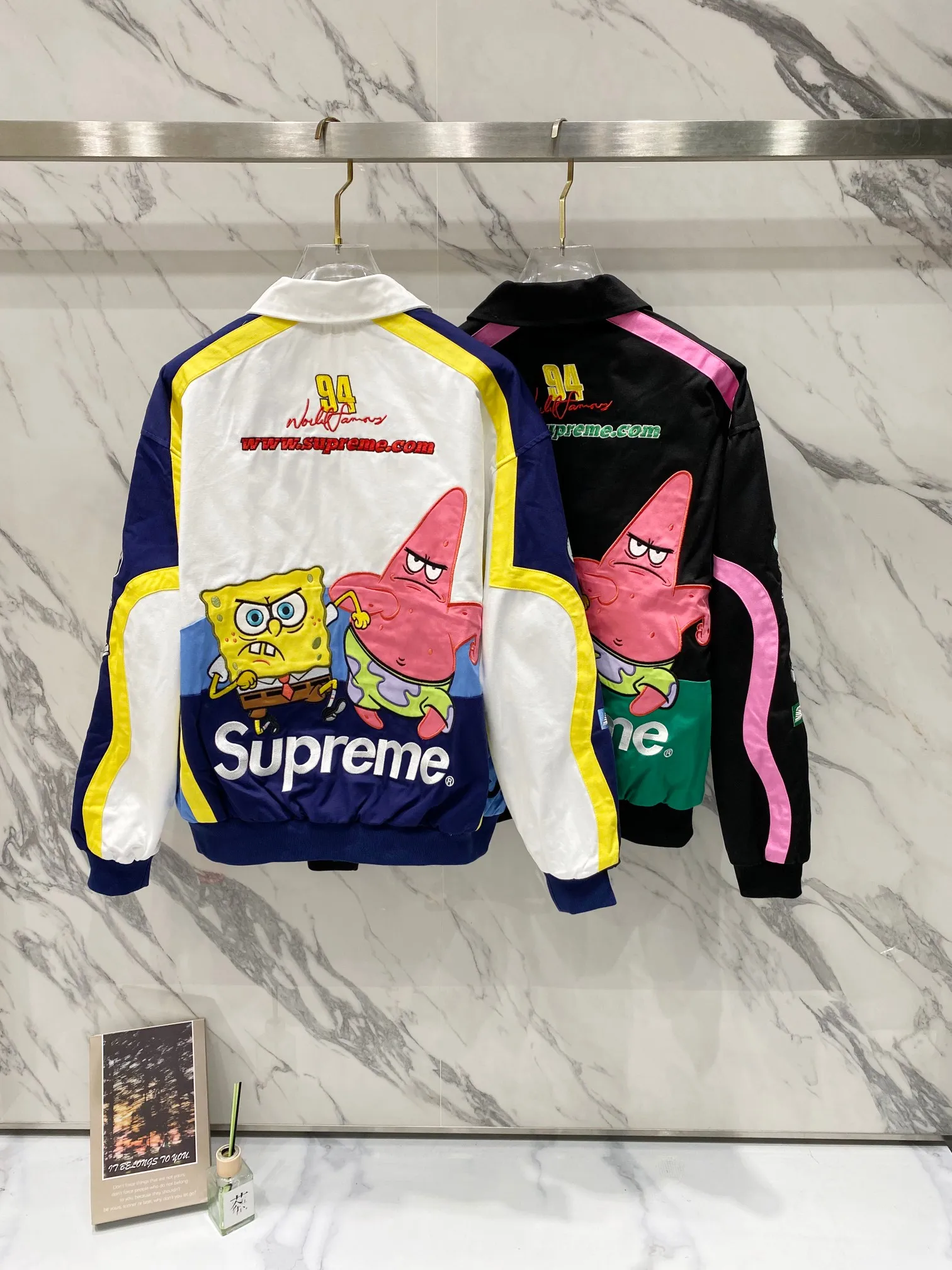 P760 Supreme SpongeBob SquarePants x JEFF HAMILTON joint model SS WEEK11 cartoon print pattern embroidered logo racing American trendy jacket, same style for men and women. A popular item in the trend circle is coming. Three-party masterpiece jackets are launched. When the street king Sup meets the childhood top SpongeBob SquarePants, when Jeff Hamilton's heavy machine embroidery hits the Beach Castle, everyone goes berserk. This jacket has become a mobile trend temple, and the wonderful chemical reaction is full instantly. Pink and black contrasting racing genes, blue, white and yellow collide to create sparks of vitality. Spongebob's angry and funny look is very personalized. Sandy and Squidward are "assist" by the side. Every pattern hides memories. This is not a simple jacket, but a work of art intertwined with trends and emotions. Wear it, walk out your own cool steps, and easily capture the attention of everyone! If you are trendy, don’t miss this co-branded jacket. Original development. Complete accessories. Exquisite workmanship. The quality is as good as ever. Color: black white. Size: S M L XL size: length 76, bust 148, shoulder width 62
