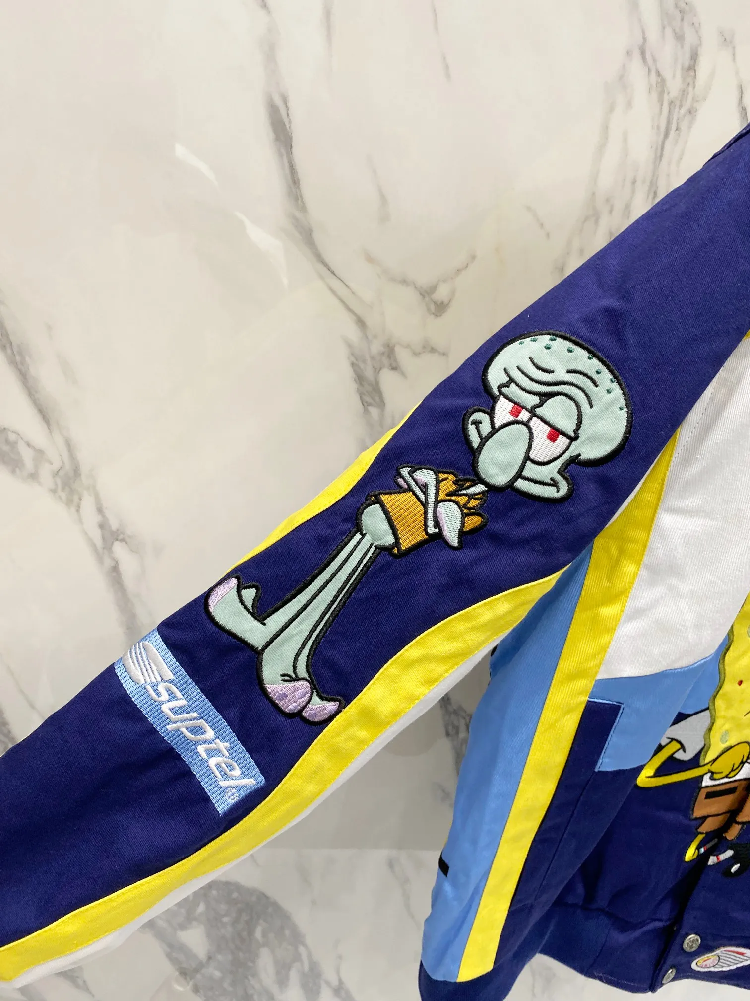 P760 Supreme SpongeBob SquarePants x JEFF HAMILTON joint model SS WEEK11 cartoon print pattern embroidered logo racing American trendy jacket, same style for men and women. A popular item in the trend circle is coming. Three-party masterpiece jackets are launched. When the street king Sup meets the childhood top SpongeBob SquarePants, when Jeff Hamilton's heavy machine embroidery hits the Beach Castle, everyone goes berserk. This jacket has become a mobile trend temple, and the wonderful chemical reaction is full instantly. Pink and black contrasting racing genes, blue, white and yellow collide to create sparks of vitality. Spongebob's angry and funny look is very personalized. Sandy and Squidward are "assist" by the side. Every pattern hides memories. This is not a simple jacket, but a work of art intertwined with trends and emotions. Wear it, walk out your own cool steps, and easily capture the attention of everyone! If you are trendy, don’t miss this co-branded jacket. Original development. Complete accessories. Exquisite workmanship. The quality is as good as ever. Color: black white. Size: S M L XL size: length 76, bust 148, shoulder width 62