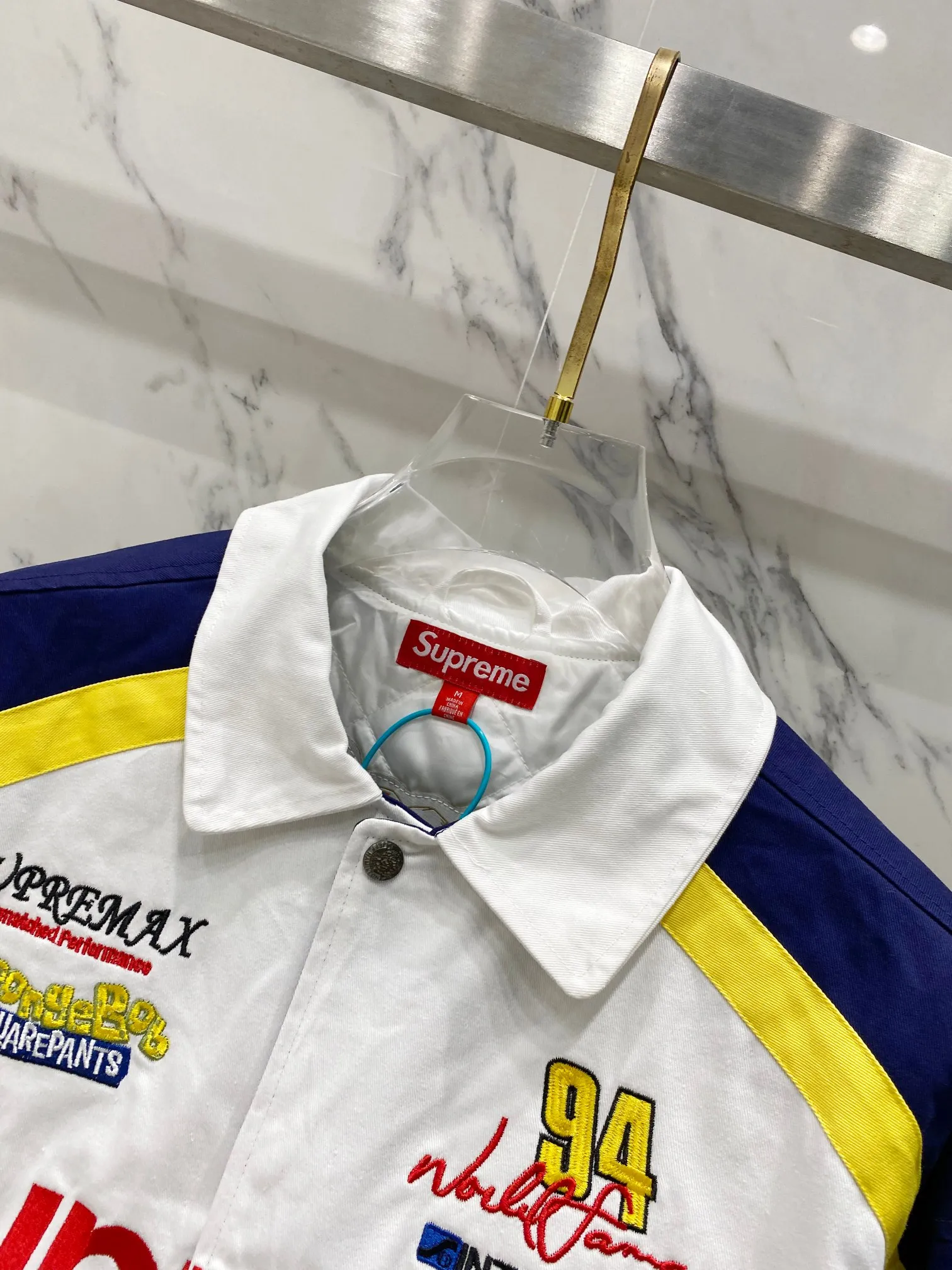 P760 Supreme SpongeBob SquarePants x JEFF HAMILTON joint model SS WEEK11 cartoon print pattern embroidered logo racing American trendy jacket, same style for men and women. A popular item in the trend circle is coming. Three-party masterpiece jackets are launched. When the street king Sup meets the childhood top SpongeBob SquarePants, when Jeff Hamilton's heavy machine embroidery hits the Beach Castle, everyone goes berserk. This jacket has become a mobile trend temple, and the wonderful chemical reaction is full instantly. Pink and black contrasting racing genes, blue, white and yellow collide to create sparks of vitality. Spongebob's angry and funny look is very personalized. Sandy and Squidward are "assist" by the side. Every pattern hides memories. This is not a simple jacket, but a work of art intertwined with trends and emotions. Wear it, walk out your own cool steps, and easily capture the attention of everyone! If you are trendy, don’t miss this co-branded jacket. Original development. Complete accessories. Exquisite workmanship. The quality is as good as ever. Color: black white. Size: S M L XL size: length 76, bust 148, shoulder width 62