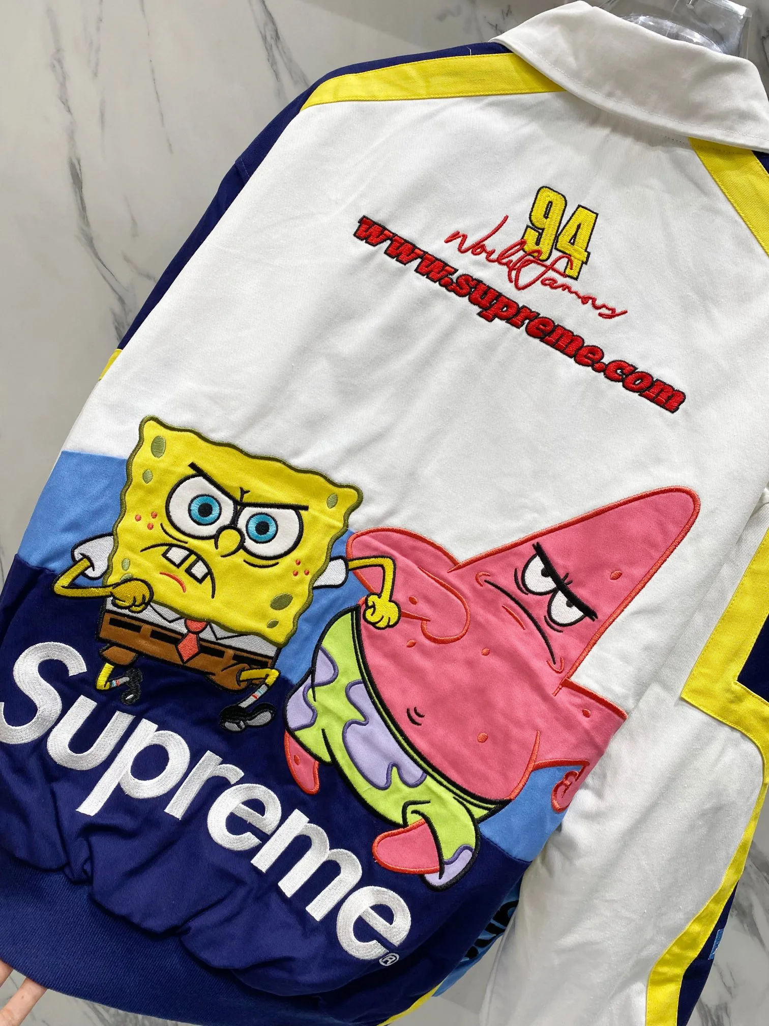 P760 Supreme SpongeBob SquarePants x JEFF HAMILTON joint model SS WEEK11 cartoon print pattern embroidered logo racing American trendy jacket, same style for men and women. A popular item in the trend circle is coming. Three-party masterpiece jackets are launched. When the street king Sup meets the childhood top SpongeBob SquarePants, when Jeff Hamilton's heavy machine embroidery hits the Beach Castle, everyone goes berserk. This jacket has become a mobile trend temple, and the wonderful chemical reaction is full instantly. Pink and black contrasting racing genes, blue, white and yellow collide to create sparks of vitality. Spongebob's angry and funny look is very personalized. Sandy and Squidward are "assist" by the side. Every pattern hides memories. This is not a simple jacket, but a work of art intertwined with trends and emotions. Wear it, walk out your own cool steps, and easily capture the attention of everyone! If you are trendy, don’t miss this co-branded jacket. Original development. Complete accessories. Exquisite workmanship. The quality is as good as ever. Color: black white. Size: S M L XL size: length 76, bust 148, shoulder width 62