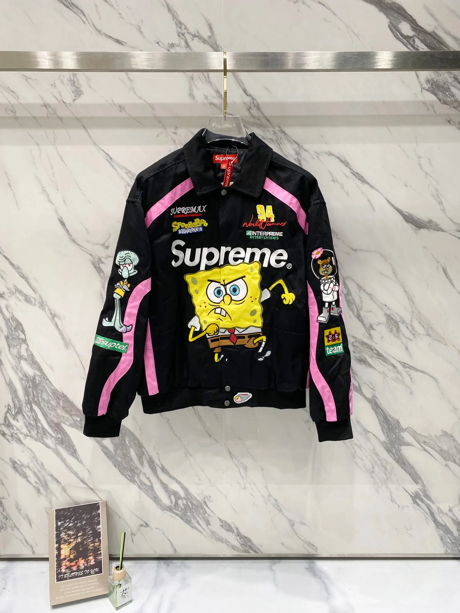 P760 Supreme SpongeBob SquarePants x JEFF HAMILTON joint model SS WEEK11 cartoon print pattern embroidered logo racing American trendy jacket, same style for men and women. A popular item in the trend circle is coming. Three-party masterpiece jackets are launched. When the street king Sup meets the childhood top SpongeBob SquarePants, when Jeff Hamilton's heavy machine embroidery hits the Beach Castle, everyone goes berserk. This jacket has become a mobile trend temple, and the wonderful chemical reaction is full instantly. Pink and black contrasting racing genes, blue, white and yellow collide to create sparks of vitality. Spongebob's angry and funny look is very personalized. Sandy and Squidward are "assist" by the side. Every pattern hides memories. This is not a simple jacket, but a work of art intertwined with trends and emotions. Wear it, walk out your own cool steps, and easily capture the attention of everyone! If you are trendy, don’t miss this co-branded jacket. Original development. Complete accessories. Exquisite workmanship. The quality is as good as ever. Color: black white. Size: S M L XL size: length 76, bust 148, shoulder width 62