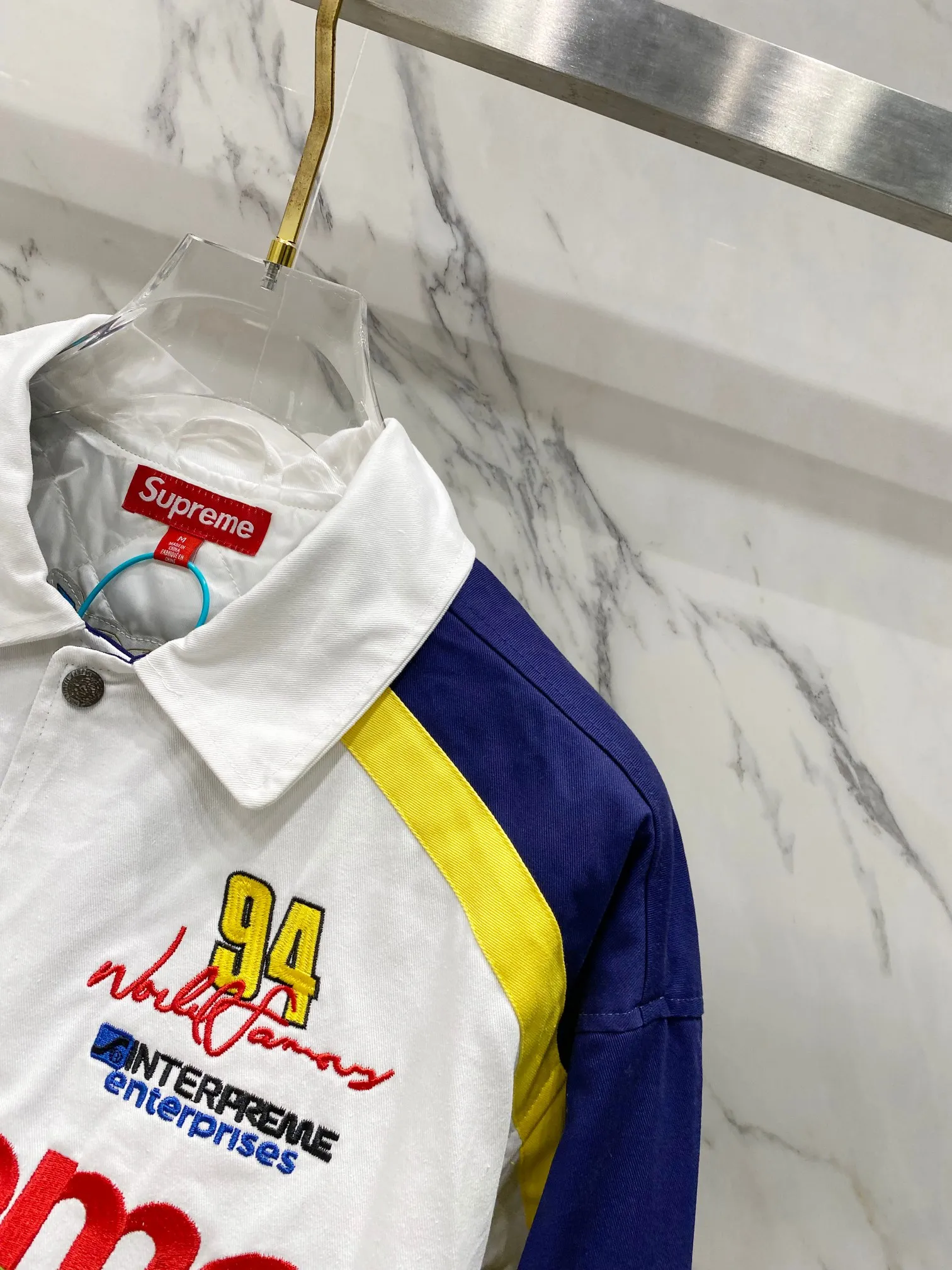 P760 Supreme SpongeBob SquarePants x JEFF HAMILTON joint model SS WEEK11 cartoon print pattern embroidered logo racing American trendy jacket, same style for men and women. A popular item in the trend circle is coming. Three-party masterpiece jackets are launched. When the street king Sup meets the childhood top SpongeBob SquarePants, when Jeff Hamilton's heavy machine embroidery hits the Beach Castle, everyone goes berserk. This jacket has become a mobile trend temple, and the wonderful chemical reaction is full instantly. Pink and black contrasting racing genes, blue, white and yellow collide to create sparks of vitality. Spongebob's angry and funny look is very personalized. Sandy and Squidward are "assist" by the side. Every pattern hides memories. This is not a simple jacket, but a work of art intertwined with trends and emotions. Wear it, walk out your own cool steps, and easily capture the attention of everyone! If you are trendy, don’t miss this co-branded jacket. Original development. Complete accessories. Exquisite workmanship. The quality is as good as ever. Color: black white. Size: S M L XL size: length 76, bust 148, shoulder width 62