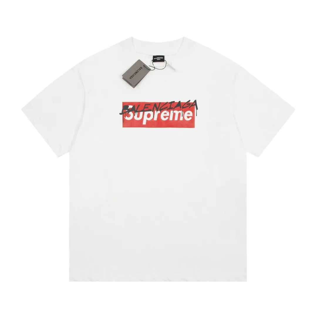 #S02 P110💰 Balenciaga co-branded Supreme printed short-sleeved, loose fit, made of 260g combed cotton double yarn, all three standards from fabrics to accessories, ZP, imported Matsui company slurry printing will never crack, the whole piece is made of three-needle five-thread technology (neckline-shoulder seam-sleeve seam double line, looks more three-dimensional and textured) consistent with the original version, classic version Feel free to compare zp. The whole piece adopts three-needle five-thread craftsmanship. The neckline-shoulder seam-sleeve seam is double-threaded, which looks more three-dimensional and textured.) It has the same craftsmanship as the original original, classic version. Color: White Size: S M L XL XXL