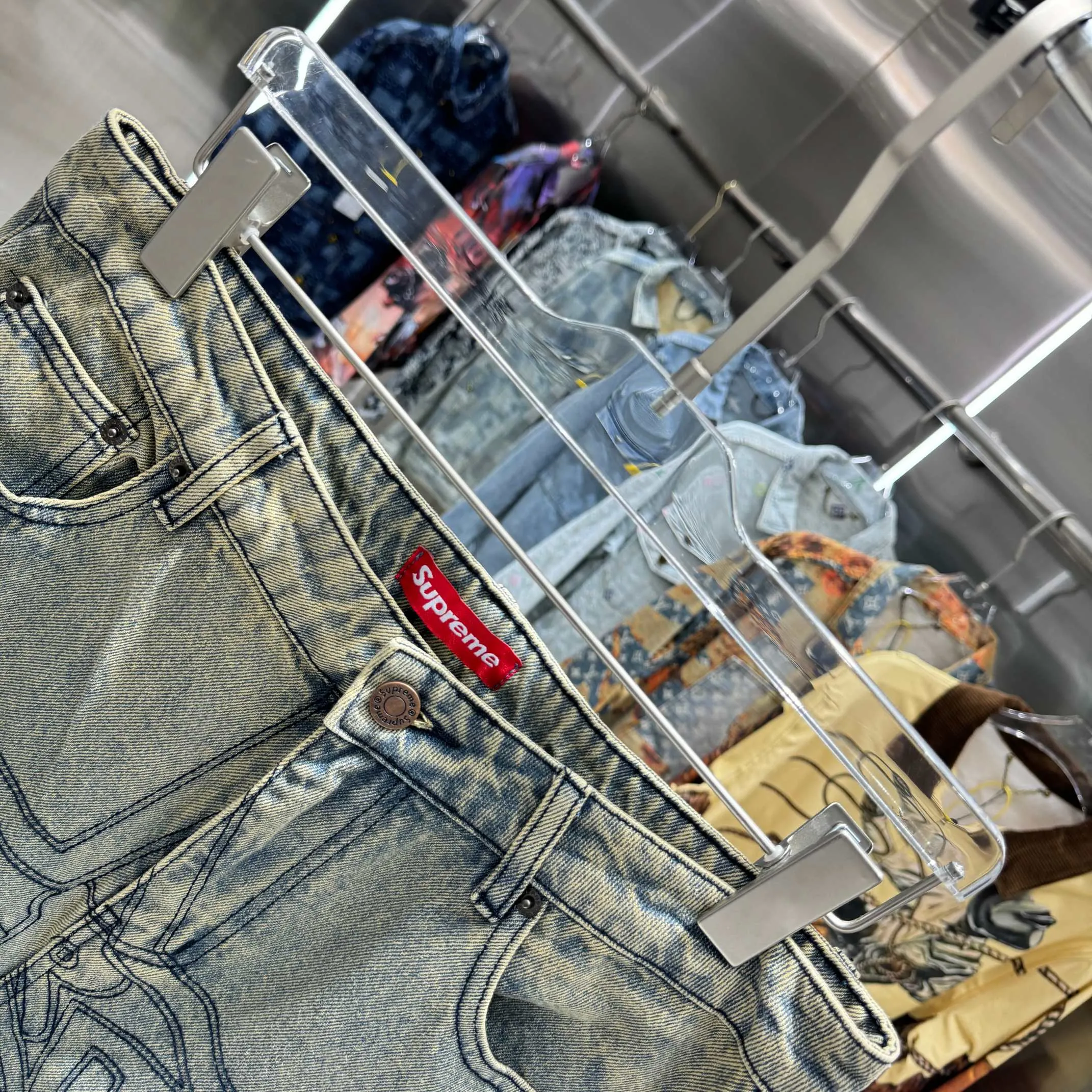 P240 Supreme star topstitch casual loose straight jeans, same style for men and women. Styles with different wash textures are very friendly to people with thin legs and thick legs. The straight slim fit is very flattering to the leg shape. The timeless and moderate length makes it easy to match casually. It is the basis for various styles and is a must-have in the wardrobe! The fabric is stiff but also makes the upper body soft without losing texture. Size 30 32 34 36 Color Yellow