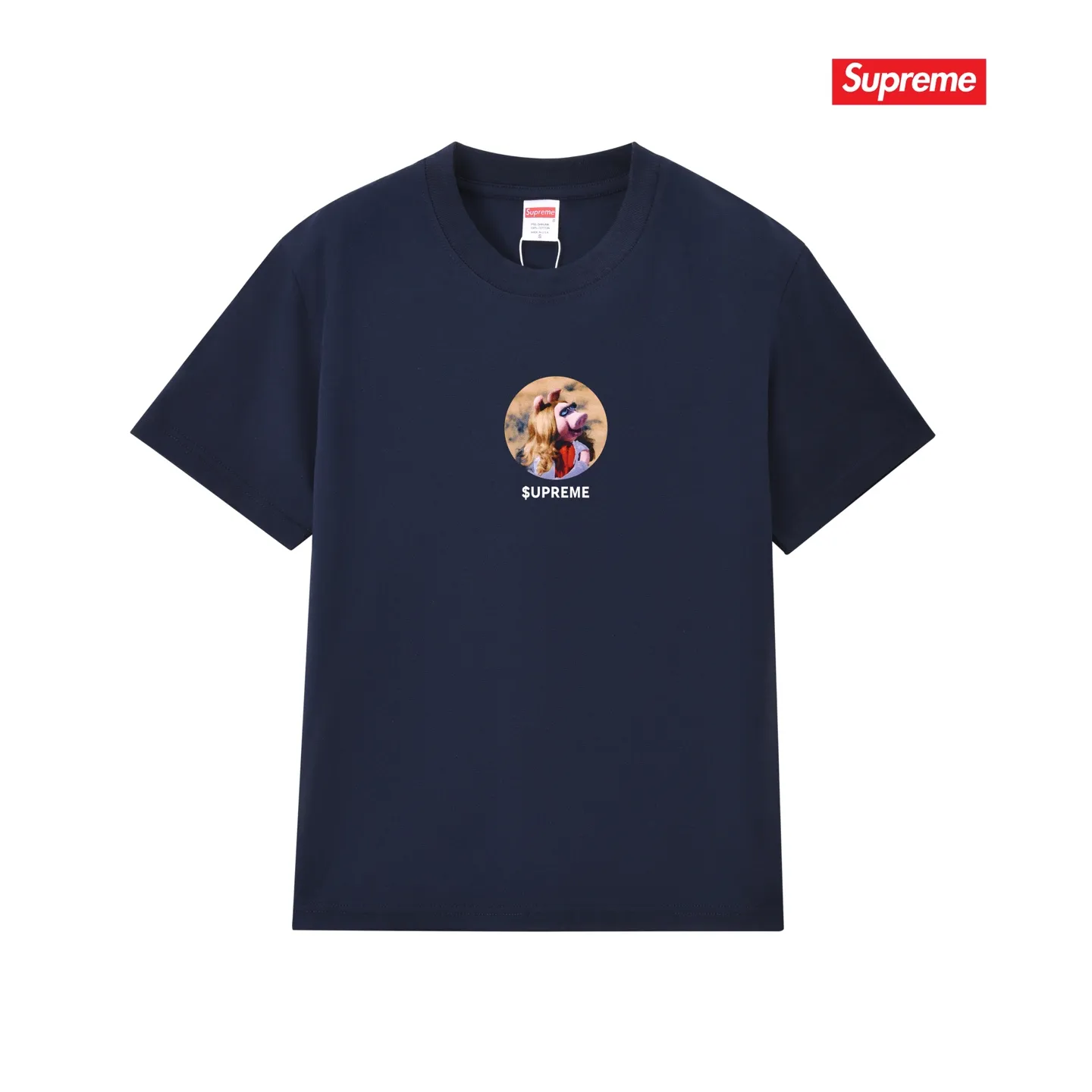 S259 P110💰 Supreme SS24 SS24 Summer T-shirt series WEEK19 MISS PIGGY TEE Miss Piggy printed pattern casual round neck short-sleeved American trendy T-shirt. Same style for men and women. Loose fit. Made of 260 grams of combed cotton double yarn. From fabrics to accessories, all three standards are complete and follow ZP. Imported Matsui Company slurry printing will never crack. The whole piece is made with a three-needle five-thread process. The neckline-shoulder seam-sleeve seam is double-lined, and it looks more three-dimensional and textured. The process is the same as the authentic original version. The classic version. Feel free to compare zp. The whole piece is made of a three-needle five-thread process. The neckline-shoulder seam-sleeve seam is double-threaded, which looks more three-dimensional and textured. The process is the same as the authentic original version. The classic version. Color: Black White Light Gray Pink Navy Size: S M L XL XXL