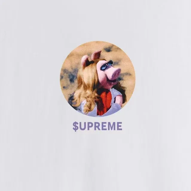 S259 P110💰 Supreme SS24 SS24 Summer T-shirt series WEEK19 MISS PIGGY TEE Miss Piggy printed pattern casual round neck short-sleeved American trendy T-shirt. Same style for men and women. Loose fit. Made of 260 grams of combed cotton double yarn. From fabrics to accessories, all three standards are complete and follow ZP. Imported Matsui Company slurry printing will never crack. The whole piece is made with a three-needle five-thread process. The neckline-shoulder seam-sleeve seam is double-lined, and it looks more three-dimensional and textured. The process is the same as the authentic original version. The classic version. Feel free to compare zp. The whole piece is made of a three-needle five-thread process. The neckline-shoulder seam-sleeve seam is double-threaded, which looks more three-dimensional and textured. The process is the same as the authentic original version. The classic version. Color: Black White Light Gray Pink Navy Size: S M L XL XXL