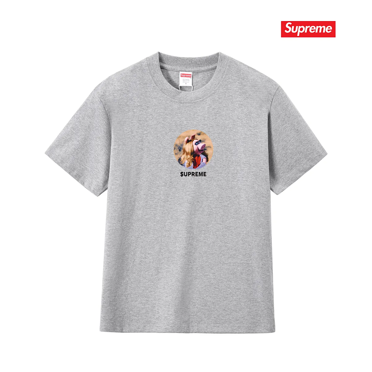 S259 P110💰 Supreme SS24 SS24 Summer T-shirt series WEEK19 MISS PIGGY TEE Miss Piggy printed pattern casual round neck short-sleeved American trendy T-shirt. Same style for men and women. Loose fit. Made of 260 grams of combed cotton double yarn. From fabrics to accessories, all three standards are complete and follow ZP. Imported Matsui Company slurry printing will never crack. The whole piece is made with a three-needle five-thread process. The neckline-shoulder seam-sleeve seam is double-lined, and it looks more three-dimensional and textured. The process is the same as the authentic original version. The classic version. Feel free to compare zp. The whole piece is made of a three-needle five-thread process. The neckline-shoulder seam-sleeve seam is double-threaded, which looks more three-dimensional and textured. The process is the same as the authentic original version. The classic version. Color: Black White Light Gray Pink Navy Size: S M L XL XXL