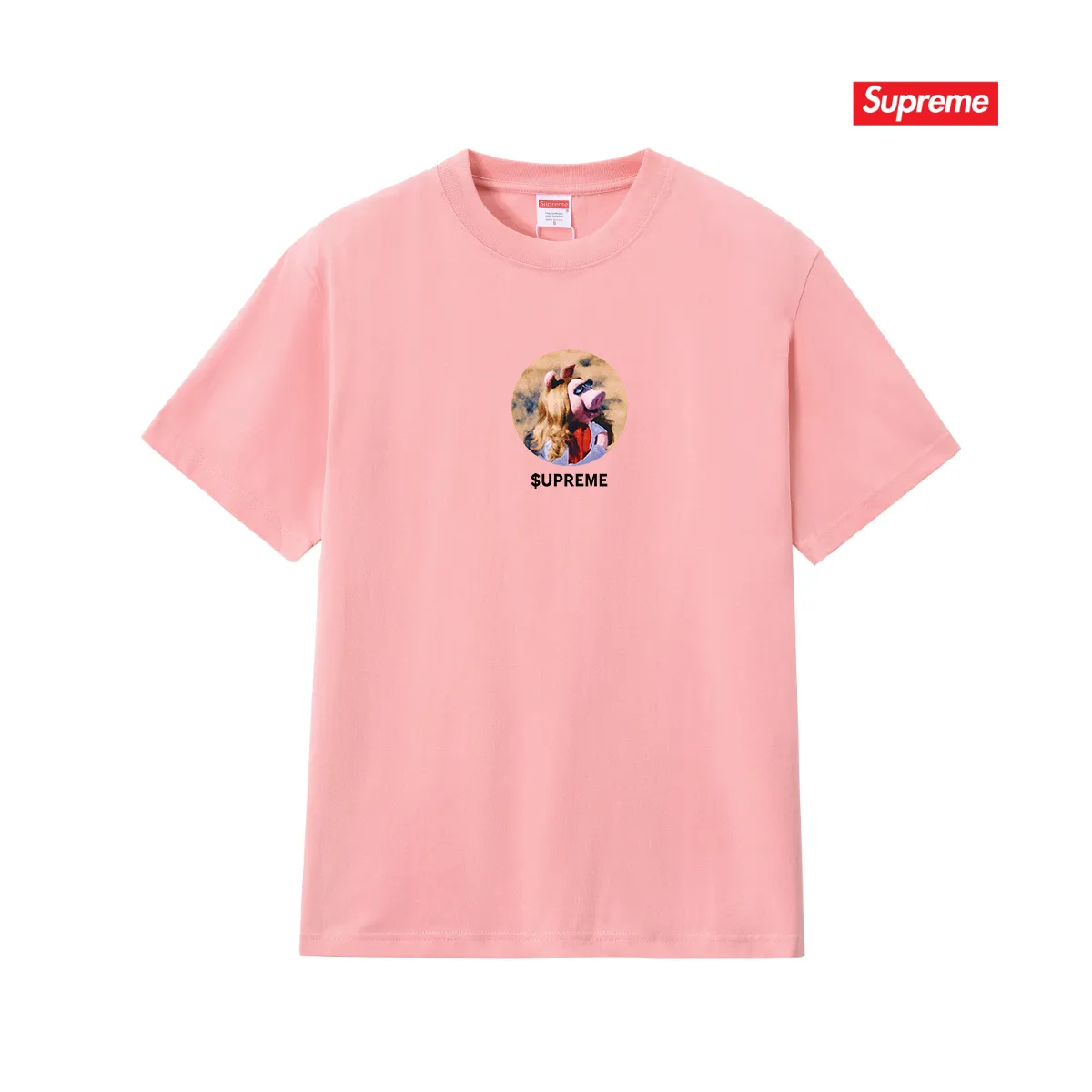 S259 P110💰 Supreme SS24 SS24 Summer T-shirt series WEEK19 MISS PIGGY TEE Miss Piggy printed pattern casual round neck short-sleeved American trendy T-shirt. Same style for men and women. Loose fit. Made of 260 grams of combed cotton double yarn. From fabrics to accessories, all three standards are complete and follow ZP. Imported Matsui Company slurry printing will never crack. The whole piece is made with a three-needle five-thread process. The neckline-shoulder seam-sleeve seam is double-lined, and it looks more three-dimensional and textured. The process is the same as the authentic original version. The classic version. Feel free to compare zp. The whole piece is made of a three-needle five-thread process. The neckline-shoulder seam-sleeve seam is double-threaded, which looks more three-dimensional and textured. The process is the same as the authentic original version. The classic version. Color: Black White Light Gray Pink Navy Size: S M L XL XXL