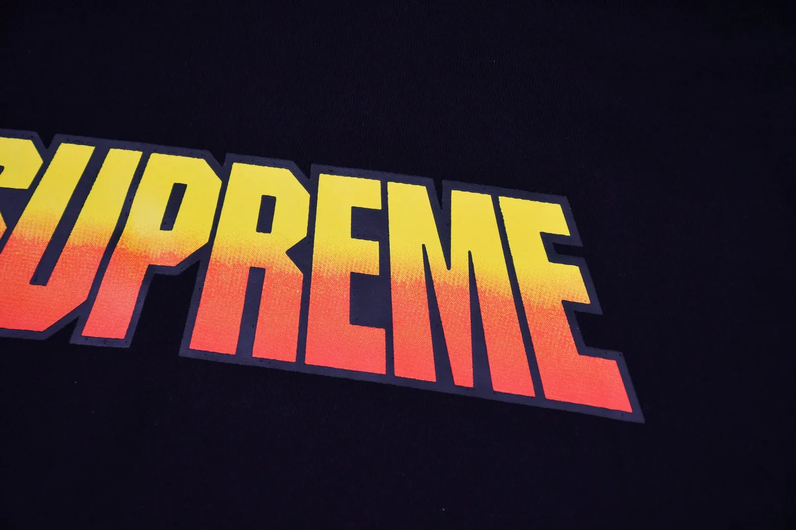 🅿️320 S265 top version Supreme 24FW GRADIENT HOODED gradient logo printed hooded sweatshirt 1. Fabric: ZP test, custom weaving and dyeing, pure cotton 460G plus velvet main fabric, horizontal cutting 520G 2X2 thread 2. Printing: Printing uses thermoset ink printing, also known as plastic ink, or self-adhesive ink. Its ingredients are: mainly composed of polyvinyl chloride (PVC) and phthalates. PVC and phthalates, color fixing agents, stabilizers, and thickeners are mixed to form thermoset ink. It is not the digital direct printing promoted on the market. The printing texture of thermoset ink cannot be achieved by digital direct printing. 3. Sewing process: Twelve places of the whole garment are made of boneless splicing technology, processed by experienced foreign trade factories (ordinary factories cannot do it) 4. Hem and cuffs: all use 520G inelastic threads (low-end products use elastic threads to cause the hem and cuffs to appear wavy) 5. Customized ZP main label/wash water label/hangtag/packaging bag (equipped with an extra-large thickened handbag) Size: S~XL