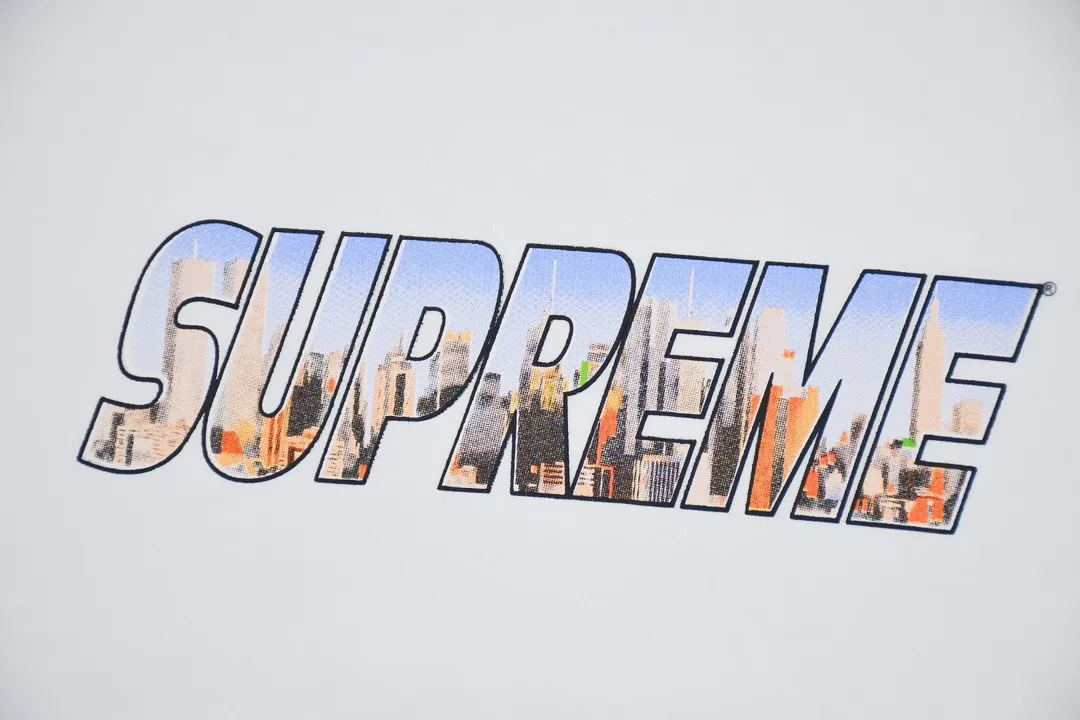 #S65 P110💰 Supreme FW23 Autumn and Winter Series WEEK1 GOTHAM TEE Gotham City letter Logo printed round neck short-sleeved T-shirt. Same style for men and women. From fabrics to accessories, all three standards are complete and follow ZP. Imported Matsui company's slurry printing will never crack. The whole piece is made with three-needle five-thread technology. The neckline-shoulder seam-sleeve seam is double-lined, which looks more three-dimensional and textured. The same process as the authentic original version, classic version Feel free to compare zp. The whole piece is made using three-needle five-thread craftsmanship. The neckline-shoulder seam-sleeve seam is double-threaded, which looks more three-dimensional and textured.) It has the same craftsmanship as the original original, classic version. Color: black and white. Size: S M L XL XXL.