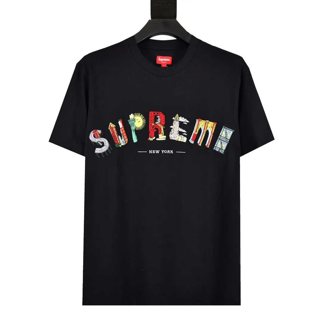 🅿️140 S18 top version Supreme 19SS City Arc Tee city building embroidery logo curved rainbow short-sleeved T-shirt 1. YB version size Fabric custom-woven and dyed 280g weight 100% cotton 2. Architectural patterns are operated by imported Behringer BEKT-S1501CII 15-color single-head machine. Even if a top-level machine is used, it must be constantly debugged and requires manual supervision, which is time-consuming and labor-intensive and accurate to millimeter-level errors. The letter S stands for: intercity high-speed rail. The letter U stands for: urban office building. The letter P stands for: Torch of the Statue of Liberty. The letter R stands for: construction site building. The letter E stands for: church.
