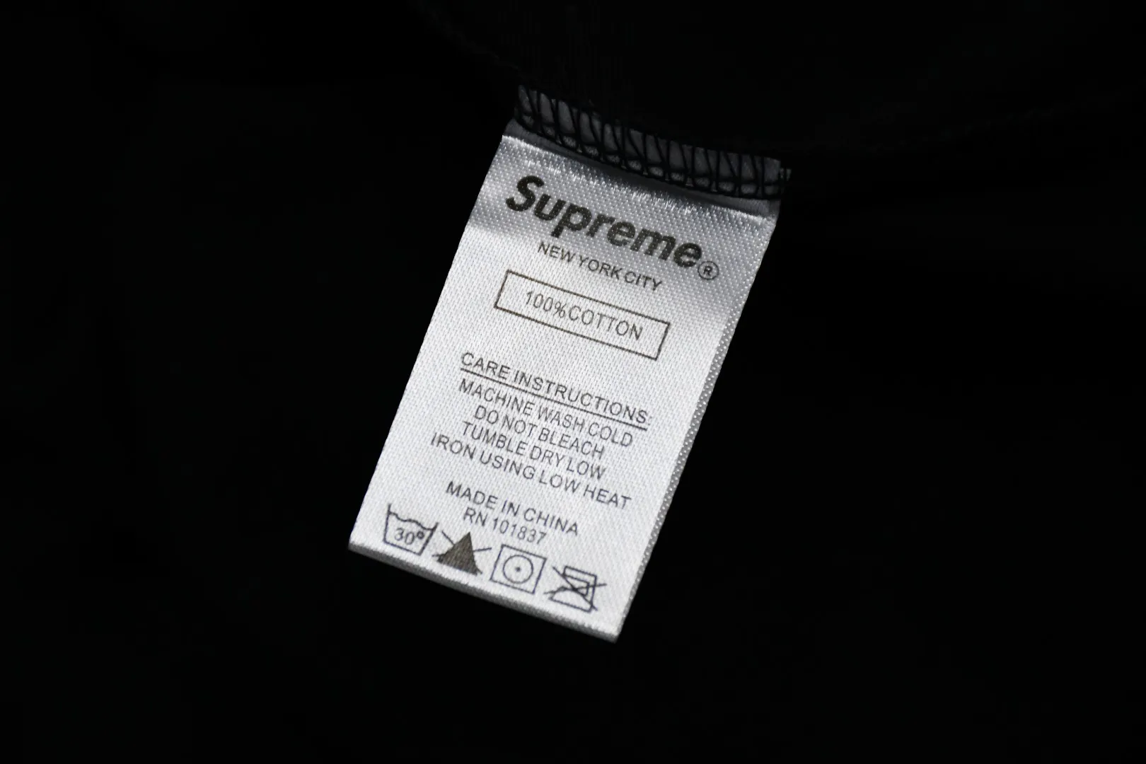 🅿️140 S18 top version Supreme 19SS City Arc Tee city building embroidery logo curved rainbow short-sleeved T-shirt 1. YB version size Fabric custom-woven and dyed 280g weight 100% cotton 2. Architectural patterns are operated by imported Behringer BEKT-S1501CII 15-color single-head machine. Even if a top-level machine is used, it must be constantly debugged and requires manual supervision, which is time-consuming and labor-intensive and accurate to millimeter-level errors. The letter S stands for: intercity high-speed rail. The letter U stands for: urban office building. The letter P stands for: Torch of the Statue of Liberty. The letter R stands for: construction site building. The letter E stands for: church.