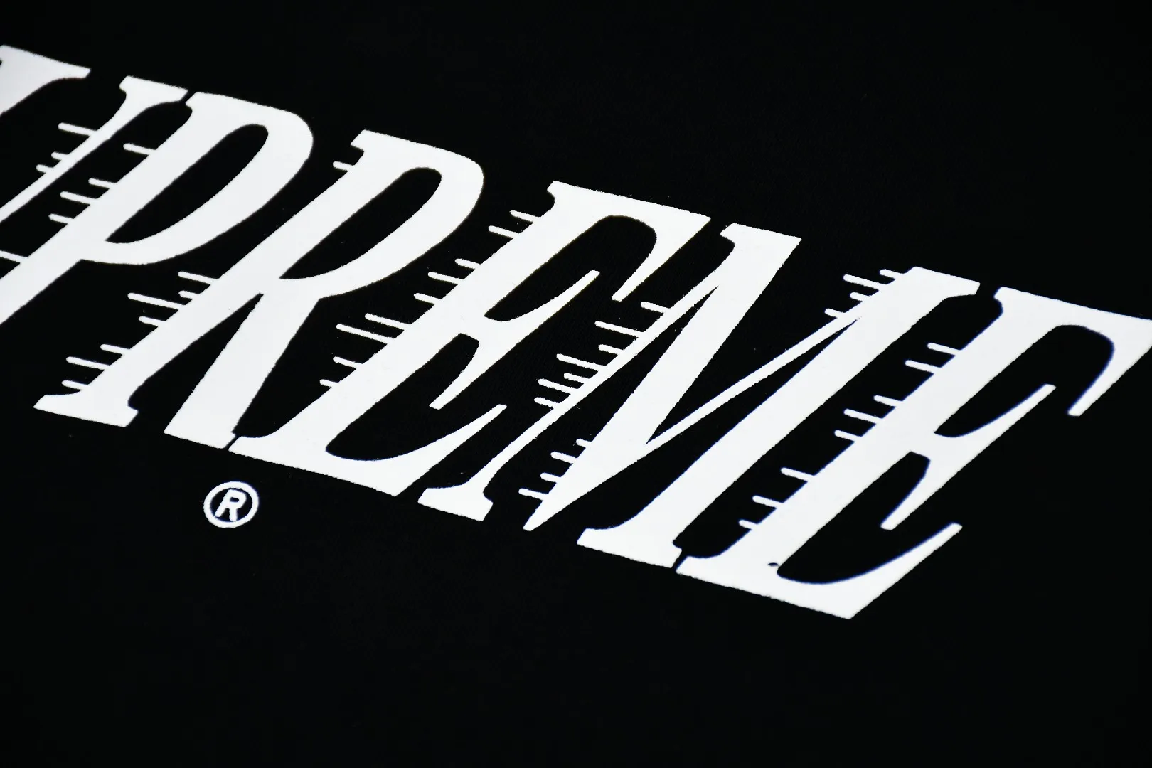 🅿️120 S107 Supreme 22FW Slap Shot Tee Capital letters logo short-sleeved T-shirt. Refuse to look at pictures to make products. Refuse to compare wrong versions. Use cylinder seamless technology (original technology, there are no stitched bones on the side of the clothes, key points of identification) The fabrics are all custom-woven and dyed, 280g weight, 100% cotton, cylindrical fabric. Cylindrical fabric is a knitted fabric woven with a cylinder loom. The needles are distributed in a cylindrical shape on the fuselage. The gray fabric is a large cylinder, which needs to be opened and shaped before it can be used further. There are no slits on the side of the clothes, so there is no washing label on the side of ordinary short-sleeves. There is only one collar label behind the neck. The printing uses thermosetting ink printing imported from Belgium, also known as plastic ink, or self-adhesive ink. Its ingredients are: mainly composed of polyvinyl chloride (PVC) and phthalates, including PVC and phthalates, color fixing agents, and stabilizers. The thermosetting ink is composed of a mixture of agents and thickeners, which is not the digital direct printing advertised on the market. The printing texture of thermosetting ink is unachievable by digital direct printing. The collar label has a watermark anti-counterfeiting effect, a real anti-counterfeiting layer, a version with a high probability of passing the inspection, and the original packaging picture has a high probability of passing the test. Size：S-XL