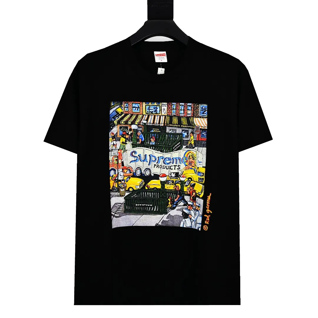 🅿️130 S75 top version Supreme SS22 Manhattan Manhattan city street scene cartoon pattern printed short-sleeved T-shirt. For those of us who focus on top-level Sup products, this short-sleeved one is naturally available. It adopts cylindrical seamless technology (original technology, there are no stitched bones on the side of the clothes, the key point of identification) The fabrics are all custom-woven and dyed, 280g weight, 100% cotton, cylindrical fabric. Cylindrical fabric is a knitted fabric woven with a cylinder loom. The needles are distributed in a cylindrical shape on the fuselage. The gray fabric is a large cylinder, which needs to be opened and shaped before further use. There is no slit on the side of the clothes, so there is no washing label on the side of ordinary short-sleeves. There is only one collar label behind the neck. The printing is printed with thermosetting ink, also known as plastic. Ink, or self-adhesive ink, contains ingredients: mainly composed of polyvinyl chloride (PVC) and phthalates. PVC and phthalates, fixing agents, stabilizers, and thickeners are mixed to form a thermal ink. Solid ink is not the digital direct printing advertised on the market. The printing texture of thermoset ink is something that digital direct printing cannot achieve. The collar label has a watermark anti-counterfeiting effect, a real anti-counterfeiting layer, a probability of passing the version, and a high probability of passing the original packaging picture. Size：S-XL