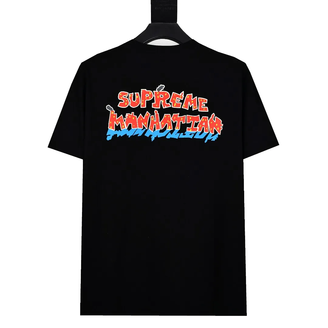 🅿️130 S75 top version Supreme SS22 Manhattan Manhattan city street scene cartoon pattern printed short-sleeved T-shirt. For those of us who focus on top-level Sup products, this short-sleeved one is naturally available. It adopts cylindrical seamless technology (original technology, there are no stitched bones on the side of the clothes, the key point of identification) The fabrics are all custom-woven and dyed, 280g weight, 100% cotton, cylindrical fabric. Cylindrical fabric is a knitted fabric woven with a cylinder loom. The needles are distributed in a cylindrical shape on the fuselage. The gray fabric is a large cylinder, which needs to be opened and shaped before further use. There is no slit on the side of the clothes, so there is no washing label on the side of ordinary short-sleeves. There is only one collar label behind the neck. The printing is printed with thermosetting ink, also known as plastic. Ink, or self-adhesive ink, contains ingredients: mainly composed of polyvinyl chloride (PVC) and phthalates. PVC and phthalates, fixing agents, stabilizers, and thickeners are mixed to form a thermal ink. Solid ink is not the digital direct printing advertised on the market. The printing texture of thermoset ink is something that digital direct printing cannot achieve. The collar label has a watermark anti-counterfeiting effect, a real anti-counterfeiting layer, a probability of passing the version, and a high probability of passing the original packaging picture. Size：S-XL