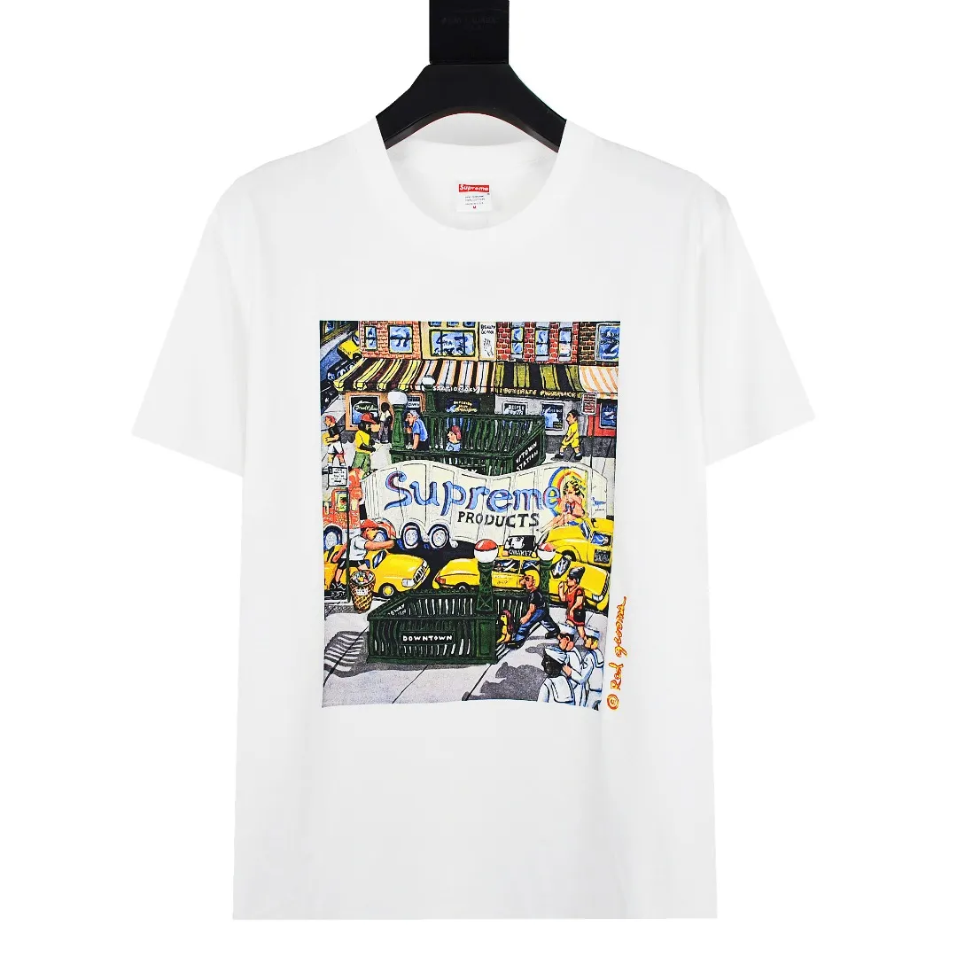 🅿️130 S75 top version Supreme SS22 Manhattan Manhattan city street scene cartoon pattern printed short-sleeved T-shirt. For those of us who focus on top-level Sup products, this short-sleeved one is naturally available. It adopts cylindrical seamless technology (original technology, there are no stitched bones on the side of the clothes, the key point of identification) The fabrics are all custom-woven and dyed, 280g weight, 100% cotton, cylindrical fabric. Cylindrical fabric is a knitted fabric woven with a cylinder loom. The needles are distributed in a cylindrical shape on the fuselage. The gray fabric is a large cylinder, which needs to be opened and shaped before further use. There is no slit on the side of the clothes, so there is no washing label on the side of ordinary short-sleeves. There is only one collar label behind the neck. The printing is printed with thermosetting ink, also known as plastic. Ink, or self-adhesive ink, contains ingredients: mainly composed of polyvinyl chloride (PVC) and phthalates. PVC and phthalates, fixing agents, stabilizers, and thickeners are mixed to form a thermal ink. Solid ink is not the digital direct printing advertised on the market. The printing texture of thermoset ink is something that digital direct printing cannot achieve. The collar label has a watermark anti-counterfeiting effect, a real anti-counterfeiting layer, a probability of passing the version, and a high probability of passing the original packaging picture. Size：S-XL