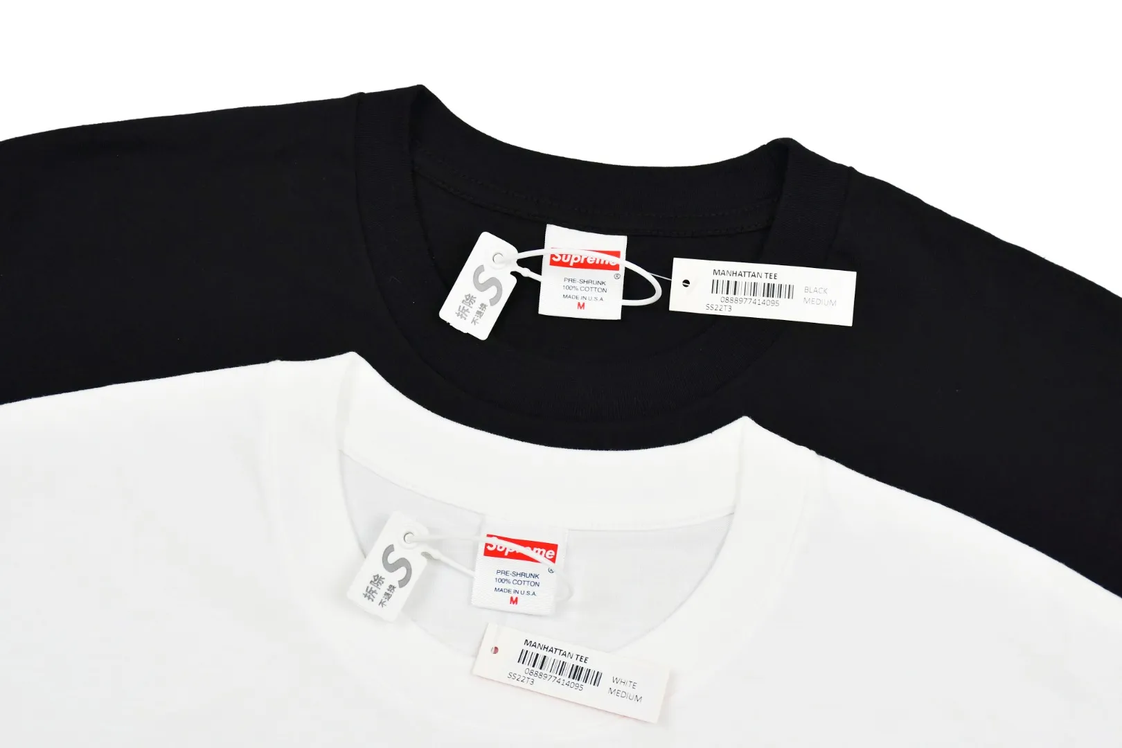 🅿️130 S75 top version Supreme SS22 Manhattan Manhattan city street scene cartoon pattern printed short-sleeved T-shirt. For those of us who focus on top-level Sup products, this short-sleeved one is naturally available. It adopts cylindrical seamless technology (original technology, there are no stitched bones on the side of the clothes, the key point of identification) The fabrics are all custom-woven and dyed, 280g weight, 100% cotton, cylindrical fabric. Cylindrical fabric is a knitted fabric woven with a cylinder loom. The needles are distributed in a cylindrical shape on the fuselage. The gray fabric is a large cylinder, which needs to be opened and shaped before further use. There is no slit on the side of the clothes, so there is no washing label on the side of ordinary short-sleeves. There is only one collar label behind the neck. The printing is printed with thermosetting ink, also known as plastic. Ink, or self-adhesive ink, contains ingredients: mainly composed of polyvinyl chloride (PVC) and phthalates. PVC and phthalates, fixing agents, stabilizers, and thickeners are mixed to form a thermal ink. Solid ink is not the digital direct printing advertised on the market. The printing texture of thermoset ink is something that digital direct printing cannot achieve. The collar label has a watermark anti-counterfeiting effect, a real anti-counterfeiting layer, a probability of passing the version, and a high probability of passing the original packaging picture. Size：S-XL