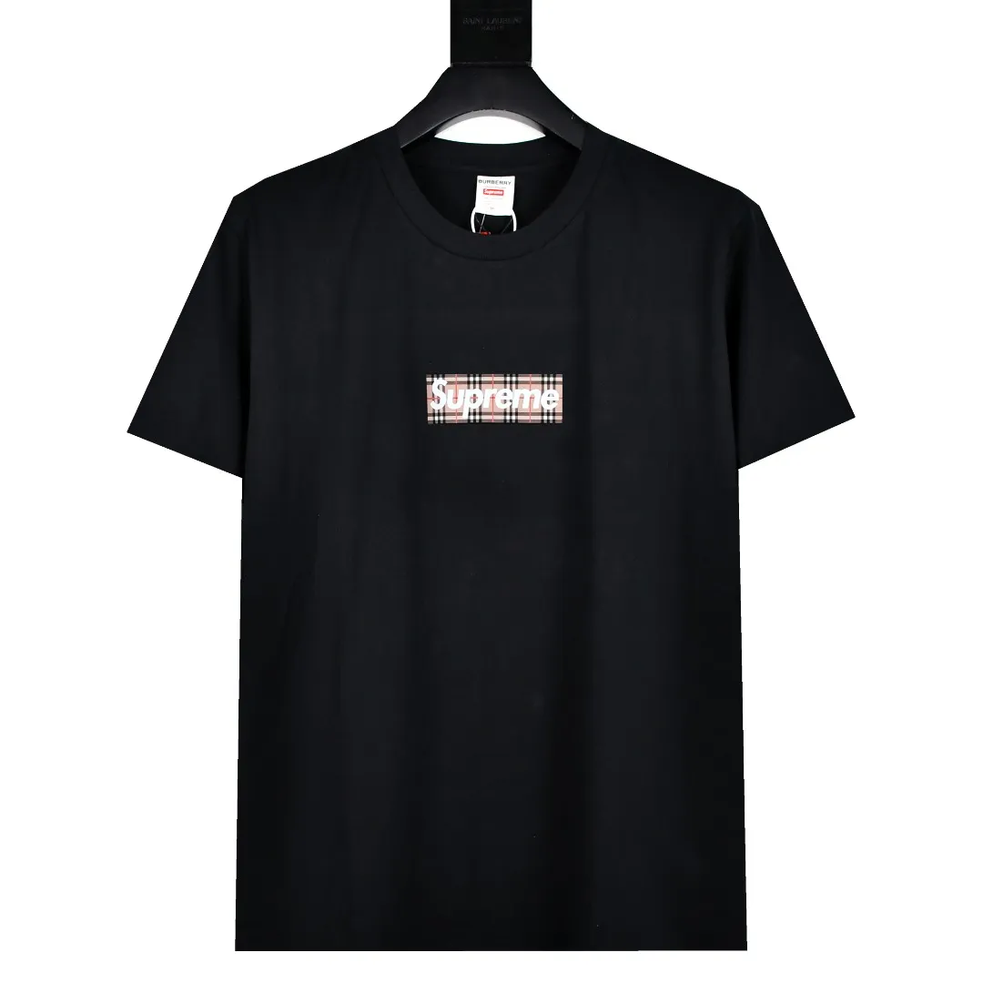 🅿️126 S65 top version Supreme 22ss Burberry Box Logo Tee Burberry joint short-sleeved T-shirt using cylindrical seamless technology (the original technology has no gaps on the sides of the clothes) The fabrics are all custom-woven and dyed, 280g weight, 100% cotton, cylindrical fabric. Cylindrical fabric is a knitted fabric woven with a cylinder loom. The needles are distributed in a cylindrical shape on the fuselage. The gray fabric is a large cylinder, which needs to be opened and shaped before further use. There is no slit on the side of the clothes, so there is no washing label on the side of ordinary short-sleeves. There is only one collar label behind the neck. The printing is printed with thermosetting ink, also known as plastic. Ink, or self-adhesive ink, contains ingredients: mainly composed of polyvinyl chloride (PVC) and phthalates. PVC and phthalates, fixing agents, stabilizers, and thickeners are mixed to form a thermal ink. Solid ink is not the digital direct printing advertised on the market. The printing texture of thermoset ink is something that digital direct printing cannot achieve. The collar label has a watermark anti-counterfeiting effect, a real anti-counterfeiting layer, a probability of passing the version, and a high probability of passing the original packaging picture. Customized full set of accessories Size: S-XL