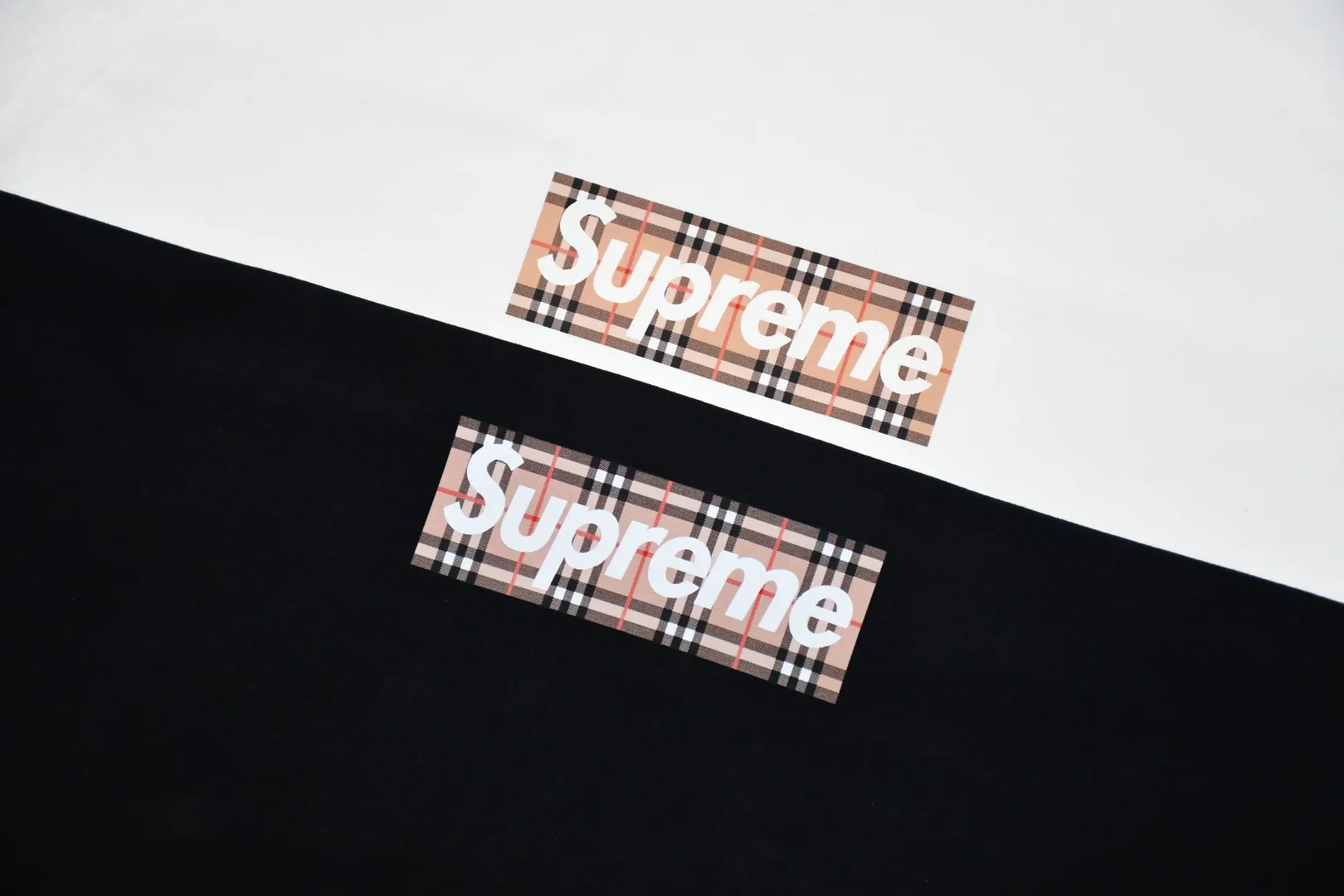 🅿️126 S65 top version Supreme 22ss Burberry Box Logo Tee Burberry joint short-sleeved T-shirt using cylindrical seamless technology (the original technology has no gaps on the sides of the clothes) The fabrics are all custom-woven and dyed, 280g weight, 100% cotton, cylindrical fabric. Cylindrical fabric is a knitted fabric woven with a cylinder loom. The needles are distributed in a cylindrical shape on the fuselage. The gray fabric is a large cylinder, which needs to be opened and shaped before further use. There is no slit on the side of the clothes, so there is no washing label on the side of ordinary short-sleeves. There is only one collar label behind the neck. The printing is printed with thermosetting ink, also known as plastic. Ink, or self-adhesive ink, contains ingredients: mainly composed of polyvinyl chloride (PVC) and phthalates. PVC and phthalates, fixing agents, stabilizers, and thickeners are mixed to form a thermal ink. Solid ink is not the digital direct printing advertised on the market. The printing texture of thermoset ink is something that digital direct printing cannot achieve. The collar label has a watermark anti-counterfeiting effect, a real anti-counterfeiting layer, a probability of passing the version, and a high probability of passing the original packaging picture. Customized full set of accessories Size: S-XL