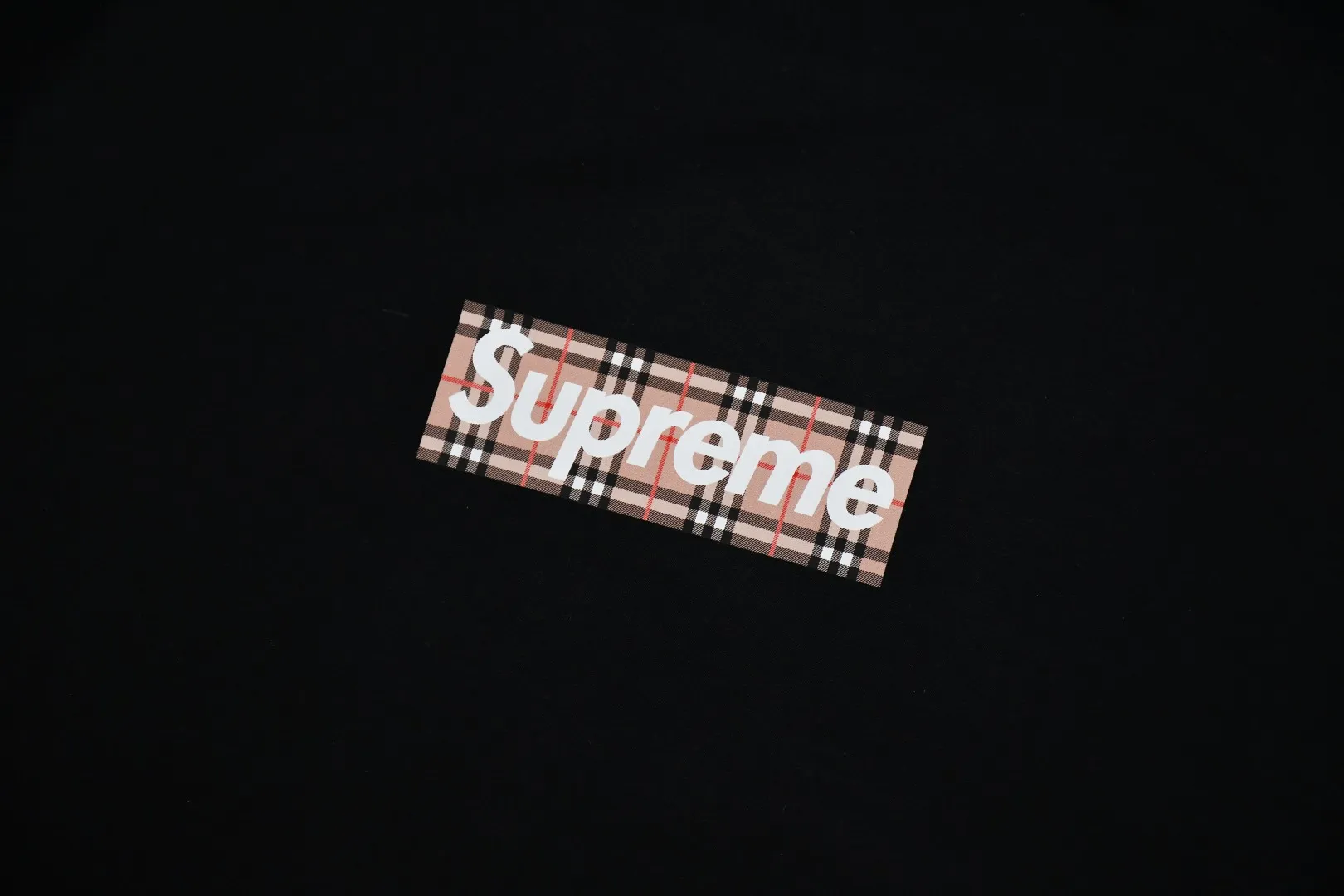 🅿️126 S65 top version Supreme 22ss Burberry Box Logo Tee Burberry joint short-sleeved T-shirt using cylindrical seamless technology (the original technology has no gaps on the sides of the clothes) The fabrics are all custom-woven and dyed, 280g weight, 100% cotton, cylindrical fabric. Cylindrical fabric is a knitted fabric woven with a cylinder loom. The needles are distributed in a cylindrical shape on the fuselage. The gray fabric is a large cylinder, which needs to be opened and shaped before further use. There is no slit on the side of the clothes, so there is no washing label on the side of ordinary short-sleeves. There is only one collar label behind the neck. The printing is printed with thermosetting ink, also known as plastic. Ink, or self-adhesive ink, contains ingredients: mainly composed of polyvinyl chloride (PVC) and phthalates. PVC and phthalates, fixing agents, stabilizers, and thickeners are mixed to form a thermal ink. Solid ink is not the digital direct printing advertised on the market. The printing texture of thermoset ink is something that digital direct printing cannot achieve. The collar label has a watermark anti-counterfeiting effect, a real anti-counterfeiting layer, a probability of passing the version, and a high probability of passing the original packaging picture. Customized full set of accessories Size: S-XL