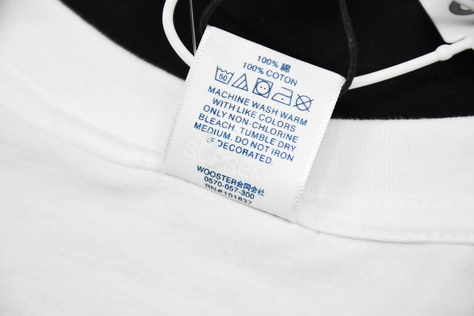 🅿️126 S65 top version Supreme 22ss Burberry Box Logo Tee Burberry joint short-sleeved T-shirt using cylindrical seamless technology (the original technology has no gaps on the sides of the clothes) The fabrics are all custom-woven and dyed, 280g weight, 100% cotton, cylindrical fabric. Cylindrical fabric is a knitted fabric woven with a cylinder loom. The needles are distributed in a cylindrical shape on the fuselage. The gray fabric is a large cylinder, which needs to be opened and shaped before further use. There is no slit on the side of the clothes, so there is no washing label on the side of ordinary short-sleeves. There is only one collar label behind the neck. The printing is printed with thermosetting ink, also known as plastic. Ink, or self-adhesive ink, contains ingredients: mainly composed of polyvinyl chloride (PVC) and phthalates. PVC and phthalates, fixing agents, stabilizers, and thickeners are mixed to form a thermal ink. Solid ink is not the digital direct printing advertised on the market. The printing texture of thermoset ink is something that digital direct printing cannot achieve. The collar label has a watermark anti-counterfeiting effect, a real anti-counterfeiting layer, a probability of passing the version, and a high probability of passing the original packaging picture. Customized full set of accessories Size: S-XL