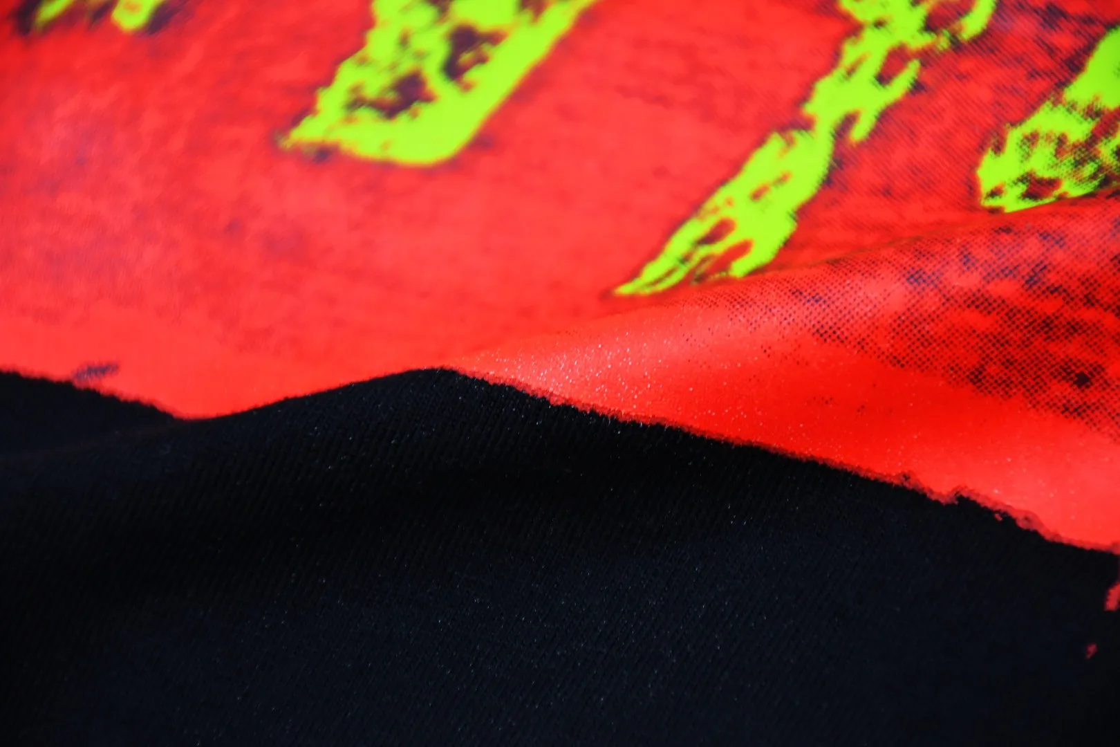 🅿️130 S166 top version Supreme 24ss Paint Tee 994 printed short-sleeved T-shirt. Refuse to look at pictures to make products. Refuse to compare with wrong versions. Use cylinder seamless technology (original technology, there are no stitched bones on the side of the clothes. Key points of identification) The fabrics are all custom-woven and dyed, 280g weight, 100% cotton, cylindrical fabric. Cylindrical fabric is a knitted fabric woven with a cylinder loom. The needles are distributed in a cylindrical shape on the fuselage. The gray fabric is a large cylinder, which needs to be opened and shaped before it can be used further. There are no slits on the side of the clothes, so there is no washing label on the side of ordinary short-sleeves. There is only one collar label behind the neck. The printing uses thermosetting ink printing imported from Belgium (different from conventional thermal transfer printing), also known as plastic ink, or self-adhesive ink. Its ingredients are: mainly composed of polyvinyl chloride (PVC) and phthalates. PVC and phthalates, solid color The thermoset ink is composed of a mixture of agents, stabilizers, and thickeners. It is not the digital direct printing advertised on the market. The printing texture of thermoset ink cannot be achieved by digital direct printing. The collar label has a watermark anti-counterfeiting effect, a real anti-counterfeiting layer, a version with a high probability of passing the inspection, and a high probability of passing the original packaging picture. Size：S-XL
