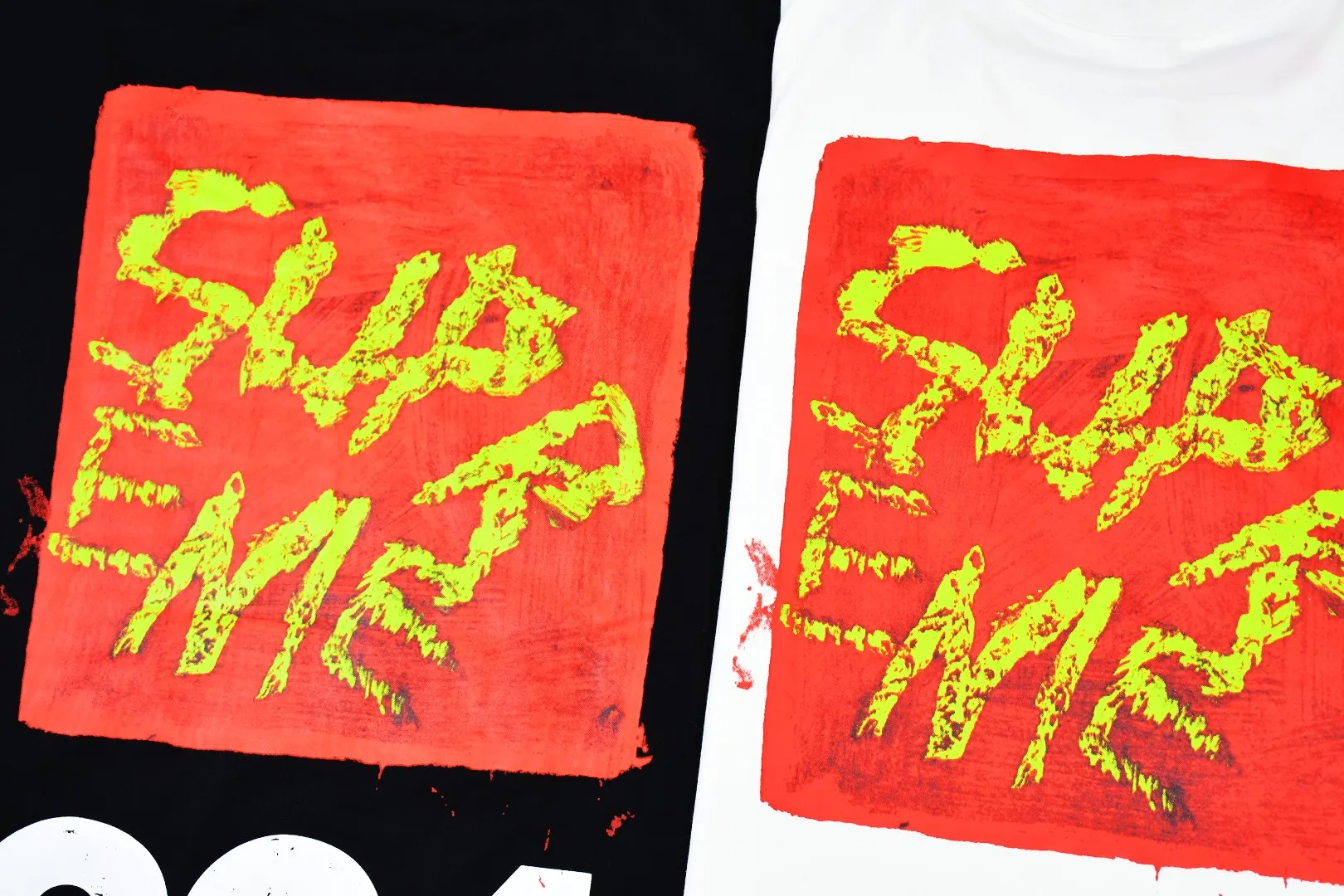🅿️130 S166 top version Supreme 24ss Paint Tee 994 printed short-sleeved T-shirt. Refuse to look at pictures to make products. Refuse to compare with wrong versions. Use cylinder seamless technology (original technology, there are no stitched bones on the side of the clothes. Key points of identification) The fabrics are all custom-woven and dyed, 280g weight, 100% cotton, cylindrical fabric. Cylindrical fabric is a knitted fabric woven with a cylinder loom. The needles are distributed in a cylindrical shape on the fuselage. The gray fabric is a large cylinder, which needs to be opened and shaped before it can be used further. There are no slits on the side of the clothes, so there is no washing label on the side of ordinary short-sleeves. There is only one collar label behind the neck. The printing uses thermosetting ink printing imported from Belgium (different from conventional thermal transfer printing), also known as plastic ink, or self-adhesive ink. Its ingredients are: mainly composed of polyvinyl chloride (PVC) and phthalates. PVC and phthalates, solid color The thermoset ink is composed of a mixture of agents, stabilizers, and thickeners. It is not the digital direct printing advertised on the market. The printing texture of thermoset ink cannot be achieved by digital direct printing. The collar label has a watermark anti-counterfeiting effect, a real anti-counterfeiting layer, a version with a high probability of passing the inspection, and a high probability of passing the original packaging picture. Size：S-XL
