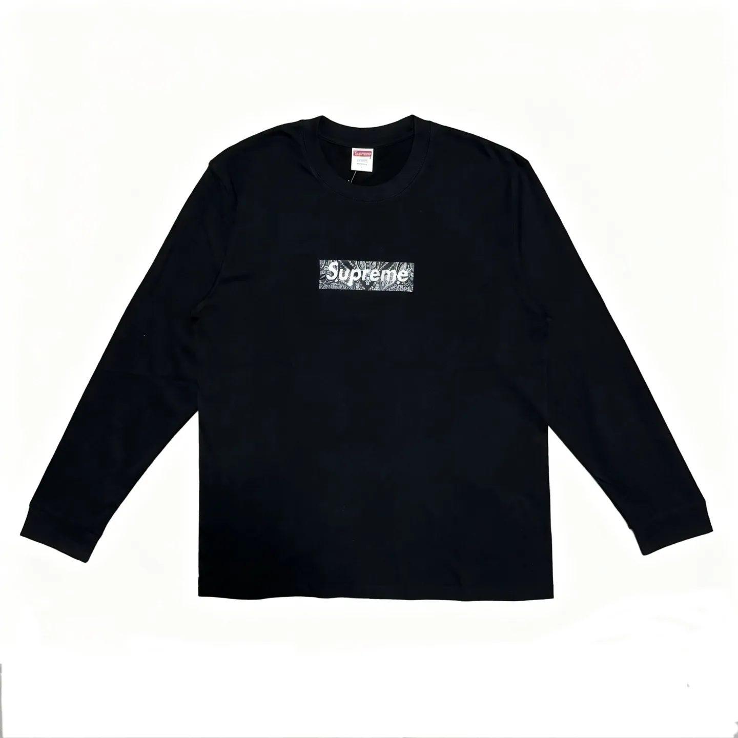 P140 Supreme Week 17 Bandana Box Logo Tee Cashew flower logo long-sleeved American trendy T-shirt, same style for men and women, black and white, using cylindrical seamless technology (original technology, there are no stitching bones on the side of the clothes, key points of identification) Fabric: All custom-woven and dyed, 280g weight, 100% cotton, cylindrical cloth, cylindrical cloth is a knitted fabric woven with a cylinder loom, the needles are distributed in a cylindrical shape on the fuselage, and the gray cloth is a large cylinder It needs to be opened and shaped before it can be used further. There is no slit on the side of the clothes, so there is no washing label on the side of ordinary short-sleeved clothes. There is only one collar label behind the neck, so the shape is very correct and not easy to deform (color: black and white)