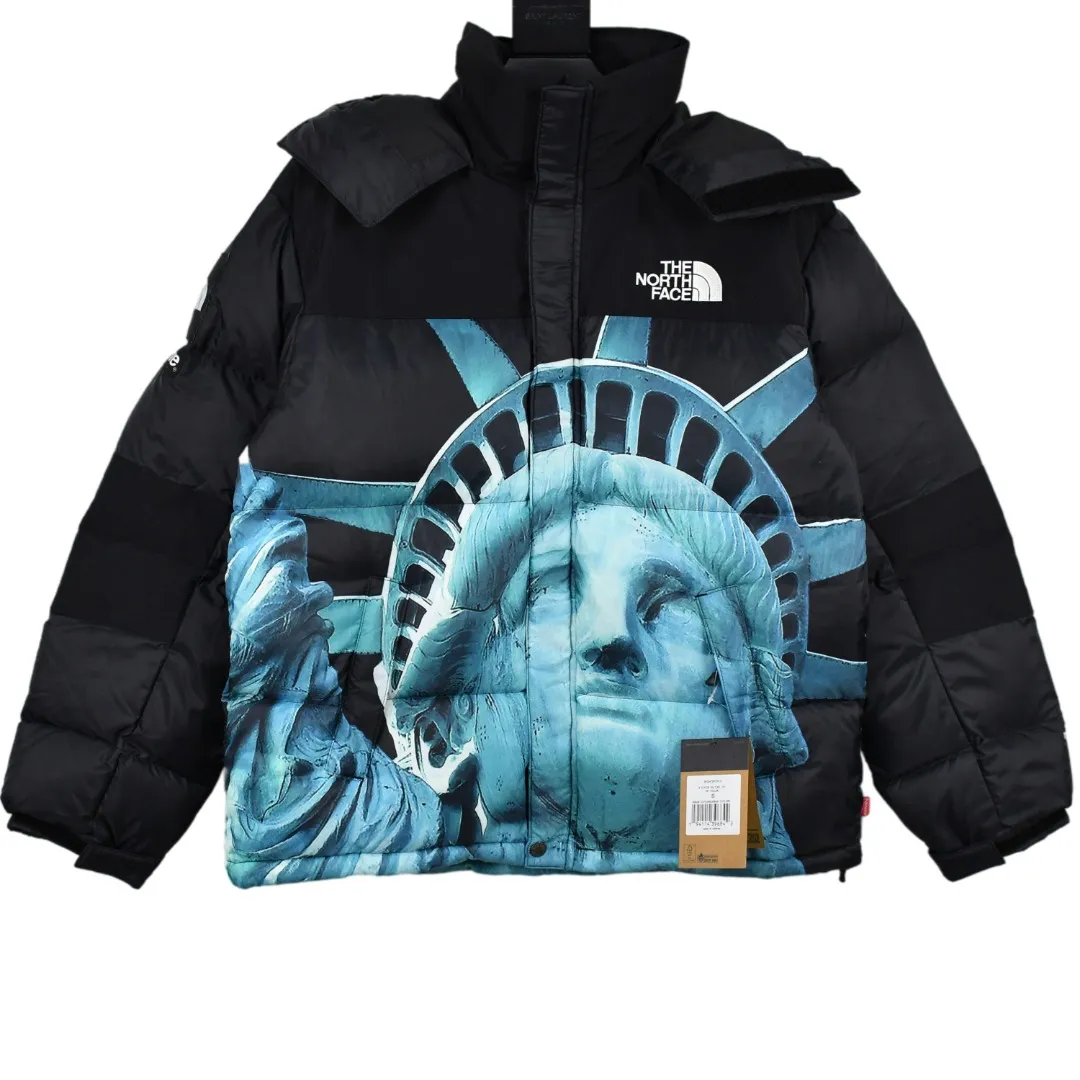 🅿️960 MX29 World-destroying masterpiece Exclusively produced Supreme 19FW Week 10 x The North Face North Face co-branded Statue of Liberty down jacket 1. Original custom-made windproof and waterproof fabric (waterproof + water-repellent process Note! Waterproof and water-repellent are two concepts. This fabric is compatible with both processes) 2. Original TNF embroidery data in the original effect Behringer BEKS-Y924 embroidery machine on-machine operation Achieve exactly the same effect. 3.90 white duck down filling. The overall upper body effect is consistent with YB. 4. Printing. The whole body adopts Israeli Kornit Paradigm technology. The color is repeatedly adjusted more than 20 times to perfectly restore. The perfect alignment details of the whole body are impeccable. The hat can be stored. The collar and hat are filled with down. Correct accessories. Collar label/wash/ Size: S~XL