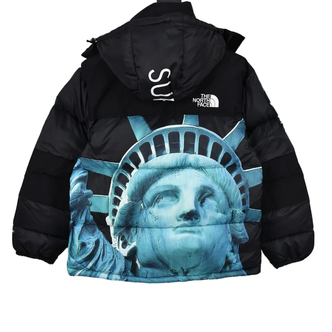 🅿️960 MX29 World-destroying masterpiece Exclusively produced Supreme 19FW Week 10 x The North Face North Face co-branded Statue of Liberty down jacket 1. Original custom-made windproof and waterproof fabric (waterproof + water-repellent process Note! Waterproof and water-repellent are two concepts. This fabric is compatible with both processes) 2. Original TNF embroidery data in the original effect Behringer BEKS-Y924 embroidery machine on-machine operation Achieve exactly the same effect. 3.90 white duck down filling. The overall upper body effect is consistent with YB. 4. Printing. The whole body adopts Israeli Kornit Paradigm technology. The color is repeatedly adjusted more than 20 times to perfectly restore. The perfect alignment details of the whole body are impeccable. The hat can be stored. The collar and hat are filled with down. Correct accessories. Collar label/wash/ Size: S~XL