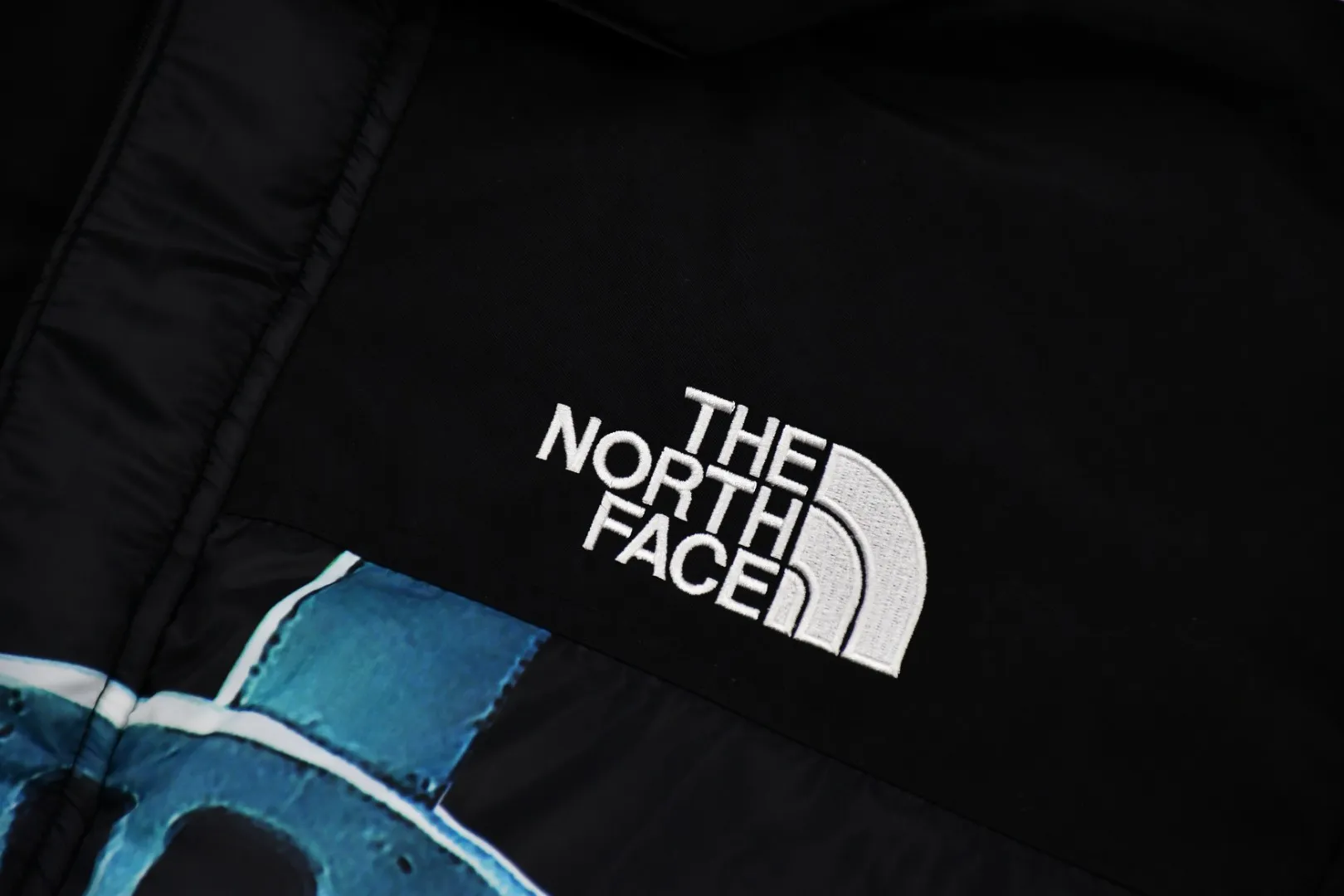 🅿️960 MX29 World-destroying masterpiece Exclusively produced Supreme 19FW Week 10 x The North Face North Face co-branded Statue of Liberty down jacket 1. Original custom-made windproof and waterproof fabric (waterproof + water-repellent process Note! Waterproof and water-repellent are two concepts. This fabric is compatible with both processes) 2. Original TNF embroidery data in the original effect Behringer BEKS-Y924 embroidery machine on-machine operation Achieve exactly the same effect. 3.90 white duck down filling. The overall upper body effect is consistent with YB. 4. Printing. The whole body adopts Israeli Kornit Paradigm technology. The color is repeatedly adjusted more than 20 times to perfectly restore. The perfect alignment details of the whole body are impeccable. The hat can be stored. The collar and hat are filled with down. Correct accessories. Collar label/wash/ Size: S~XL