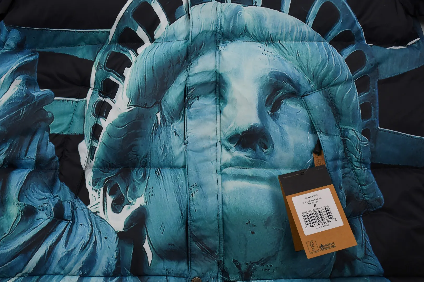 🅿️960 MX29 World-destroying masterpiece Exclusively produced Supreme 19FW Week 10 x The North Face North Face co-branded Statue of Liberty down jacket 1. Original custom-made windproof and waterproof fabric (waterproof + water-repellent process Note! Waterproof and water-repellent are two concepts. This fabric is compatible with both processes) 2. Original TNF embroidery data in the original effect Behringer BEKS-Y924 embroidery machine on-machine operation Achieve exactly the same effect. 3.90 white duck down filling. The overall upper body effect is consistent with YB. 4. Printing. The whole body adopts Israeli Kornit Paradigm technology. The color is repeatedly adjusted more than 20 times to perfectly restore. The perfect alignment details of the whole body are impeccable. The hat can be stored. The collar and hat are filled with down. Correct accessories. Collar label/wash/ Size: S~XL