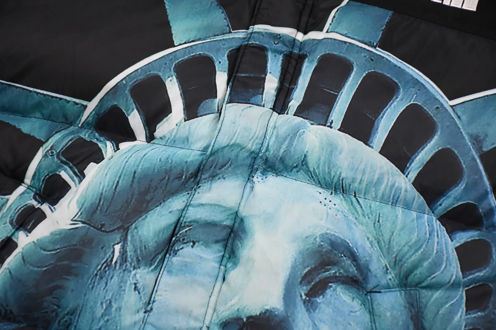 🅿️960 MX29 World-destroying masterpiece Exclusively produced Supreme 19FW Week 10 x The North Face North Face co-branded Statue of Liberty down jacket 1. Original custom-made windproof and waterproof fabric (waterproof + water-repellent process Note! Waterproof and water-repellent are two concepts. This fabric is compatible with both processes) 2. Original TNF embroidery data in the original effect Behringer BEKS-Y924 embroidery machine on-machine operation Achieve exactly the same effect. 3.90 white duck down filling. The overall upper body effect is consistent with YB. 4. Printing. The whole body adopts Israeli Kornit Paradigm technology. The color is repeatedly adjusted more than 20 times to perfectly restore. The perfect alignment details of the whole body are impeccable. The hat can be stored. The collar and hat are filled with down. Correct accessories. Collar label/wash/ Size: S~XL