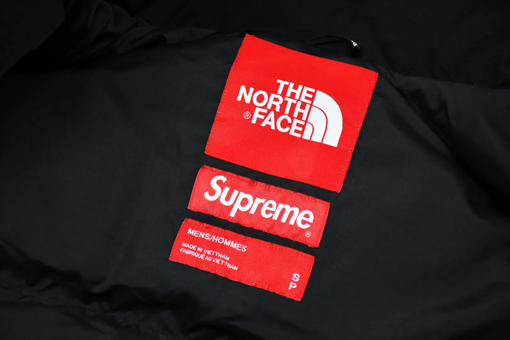 🅿️960 MX29 World-destroying masterpiece Exclusively produced Supreme 19FW Week 10 x The North Face North Face co-branded Statue of Liberty down jacket 1. Original custom-made windproof and waterproof fabric (waterproof + water-repellent process Note! Waterproof and water-repellent are two concepts. This fabric is compatible with both processes) 2. Original TNF embroidery data in the original effect Behringer BEKS-Y924 embroidery machine on-machine operation Achieve exactly the same effect. 3.90 white duck down filling. The overall upper body effect is consistent with YB. 4. Printing. The whole body adopts Israeli Kornit Paradigm technology. The color is repeatedly adjusted more than 20 times to perfectly restore. The perfect alignment details of the whole body are impeccable. The hat can be stored. The collar and hat are filled with down. Correct accessories. Collar label/wash/ Size: S~XL