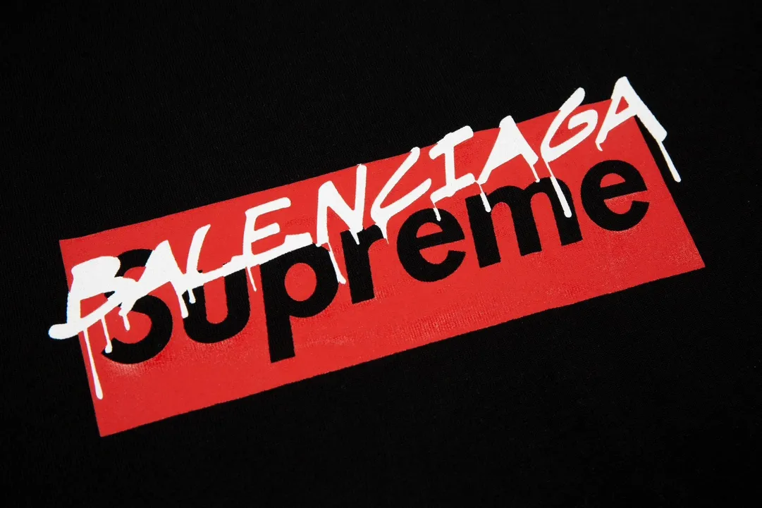 #S01 P110💰 Balenciaga co-branded supreme printed short-sleeved, loose fit, made of 260g combed cotton double yarn, all three standards from fabrics to accessories, ZP, imported Matsui company slurry printing will never crack, the whole piece is made of three-needle five-thread technology (neckline-shoulder seam-sleeve seam double line, looks more three-dimensional and textured) and the original version of the same craftsmanship, classic version Feel free to compare zp. The whole piece adopts three-needle five-thread craftsmanship. The neckline-shoulder seam-sleeve seam is double-threaded, which looks more three-dimensional and textured.) It has the same craftsmanship as the original original, classic version. Color: black. Style number: m551. Size: S M L XL XXL.