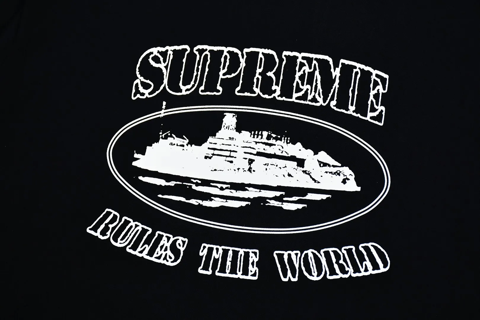 S332💰p140 Top version Supreme x Corteiz Alcatraz joint model FW23 RULE THE WORLD Alcatraz printed short-sleeved T-shirt. Refuse to make products based on pictures. Refuse to compare wrong versions. Use cylindrical seamless technology (original technology. There are no stitched bones on the side of the clothes. Key points of identification) The fabrics are all custom-woven and dyed, 280g weight, 100% cotton, cylindrical fabric. Cylindrical fabric is a knitted fabric woven with a cylinder loom. The needles are distributed in a cylindrical shape on the fuselage. The gray fabric is a large cylinder, which needs to be opened and shaped before it can be used further. There are no slits on the side of the clothes, so there is no washing label on the side of ordinary short-sleeves. There is only one collar label behind the neck. The printing uses thermosetting ink printing imported from Belgium (different from conventional heat transfer printing), also known as plastic ink, or self-adhesive ink. Its ingredients are: mainly composed of polyvinyl chloride (PVC) and phthalates. PVC and phthalates, solid color The thermosetting ink is composed of a mixture of agents, stabilizers, and thickeners. It is not the digital direct printing marketed on the market. The printing texture of thermosetting ink cannot be achieved by digital direct printing. The collar label has a watermark anti-counterfeiting effect, a real anti-counterfeiting layer, a version with a high probability of passing the inspection, and the original packaging picture has a high probability of passing the test. Size：S-XL