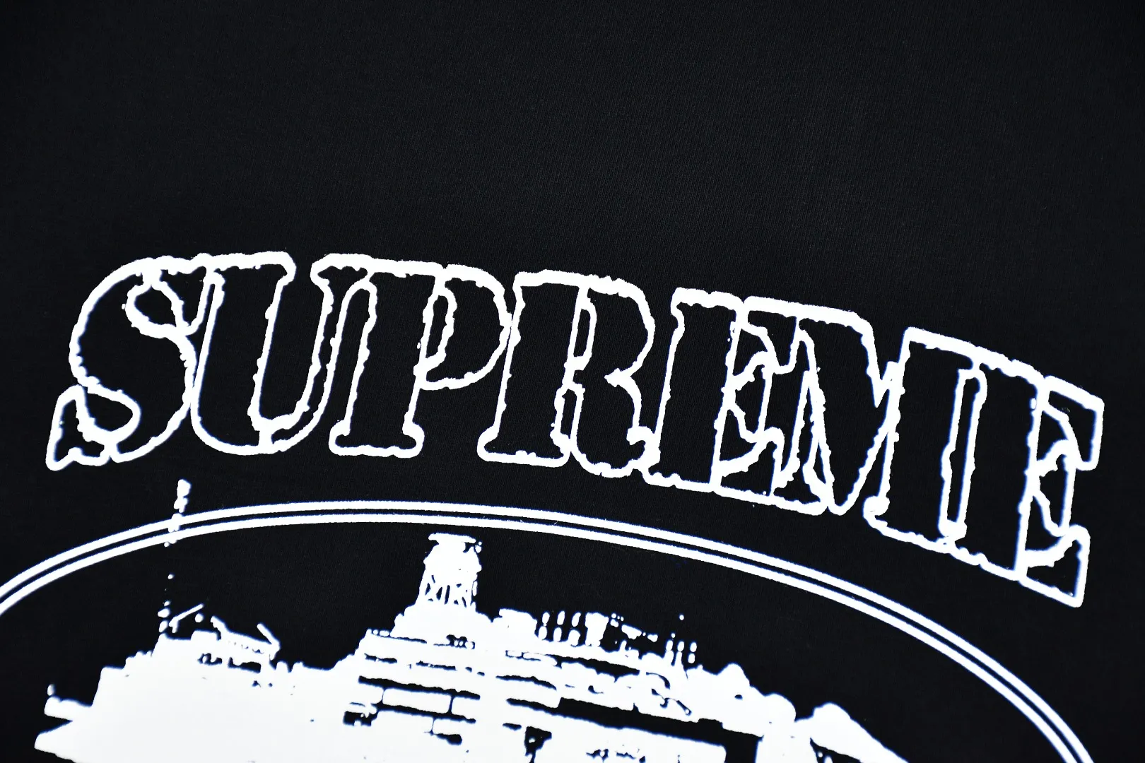 S332💰p140 Top version Supreme x Corteiz Alcatraz joint model FW23 RULE THE WORLD Alcatraz printed short-sleeved T-shirt. Refuse to make products based on pictures. Refuse to compare wrong versions. Use cylindrical seamless technology (original technology. There are no stitched bones on the side of the clothes. Key points of identification) The fabrics are all custom-woven and dyed, 280g weight, 100% cotton, cylindrical fabric. Cylindrical fabric is a knitted fabric woven with a cylinder loom. The needles are distributed in a cylindrical shape on the fuselage. The gray fabric is a large cylinder, which needs to be opened and shaped before it can be used further. There are no slits on the side of the clothes, so there is no washing label on the side of ordinary short-sleeves. There is only one collar label behind the neck. The printing uses thermosetting ink printing imported from Belgium (different from conventional heat transfer printing), also known as plastic ink, or self-adhesive ink. Its ingredients are: mainly composed of polyvinyl chloride (PVC) and phthalates. PVC and phthalates, solid color The thermosetting ink is composed of a mixture of agents, stabilizers, and thickeners. It is not the digital direct printing marketed on the market. The printing texture of thermosetting ink cannot be achieved by digital direct printing. The collar label has a watermark anti-counterfeiting effect, a real anti-counterfeiting layer, a version with a high probability of passing the inspection, and the original packaging picture has a high probability of passing the test. Size：S-XL